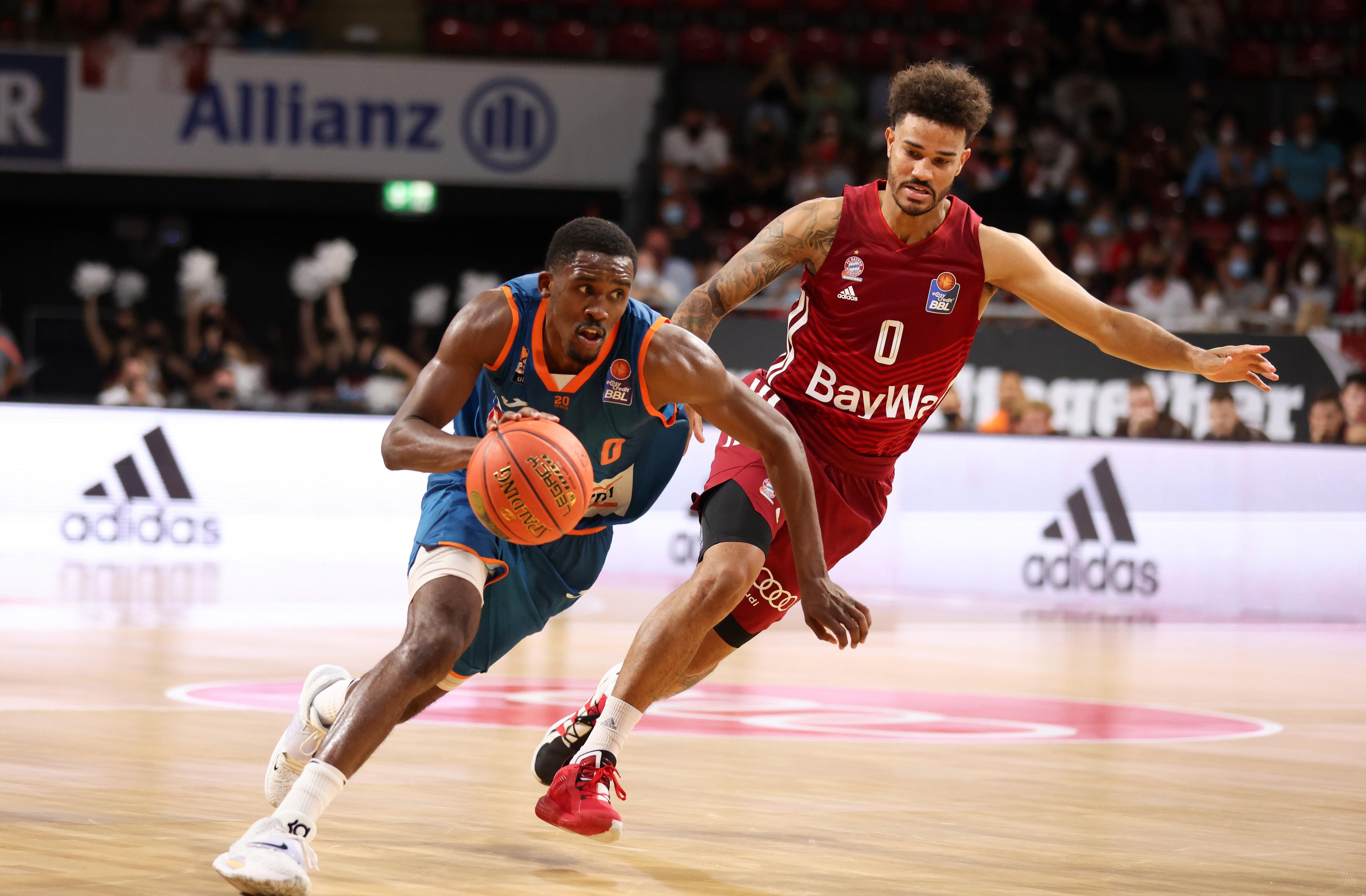 Es war der perfekte Abschluss eines ereignisreichen ersten Spieltages: ratiopharm ulm schlägt den Vizemeister aus München in einer hochdramatischen Partie mit 86:83 nach Verlängerung. Zum Duell zwischen Andi Obst und seinem letztjährigen Klub kam es nicht, denn der Nationalspieler war einer von acht Münchener Akteuren, die für die Auftaktpartie ausfielen.