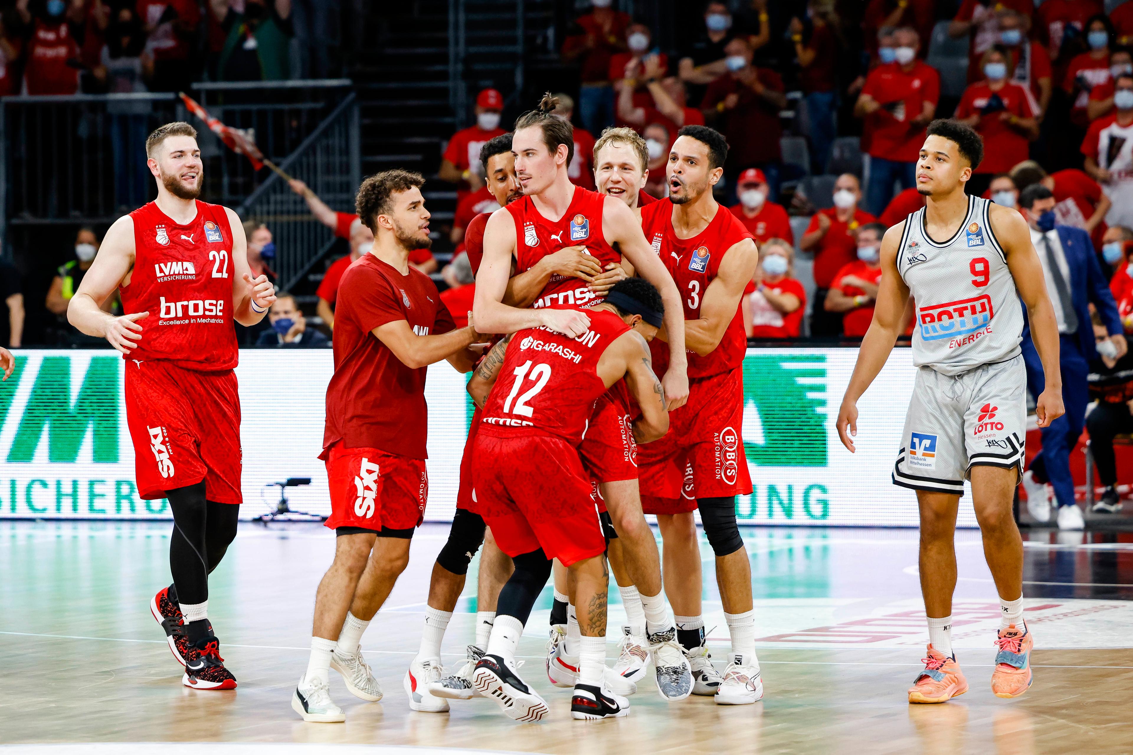Omar Prewitt schießt Bamberg gegen Gießen per Gamewinner zum 89:87-Krimisieg. Der US-Guard führt die Franken mit 30 Punkten und neun Rebounds zum zweiten Saisonsieg, was gleichbedeutend mit dem besten Saisonstart seit der Spielzeit 2018/19 ist.