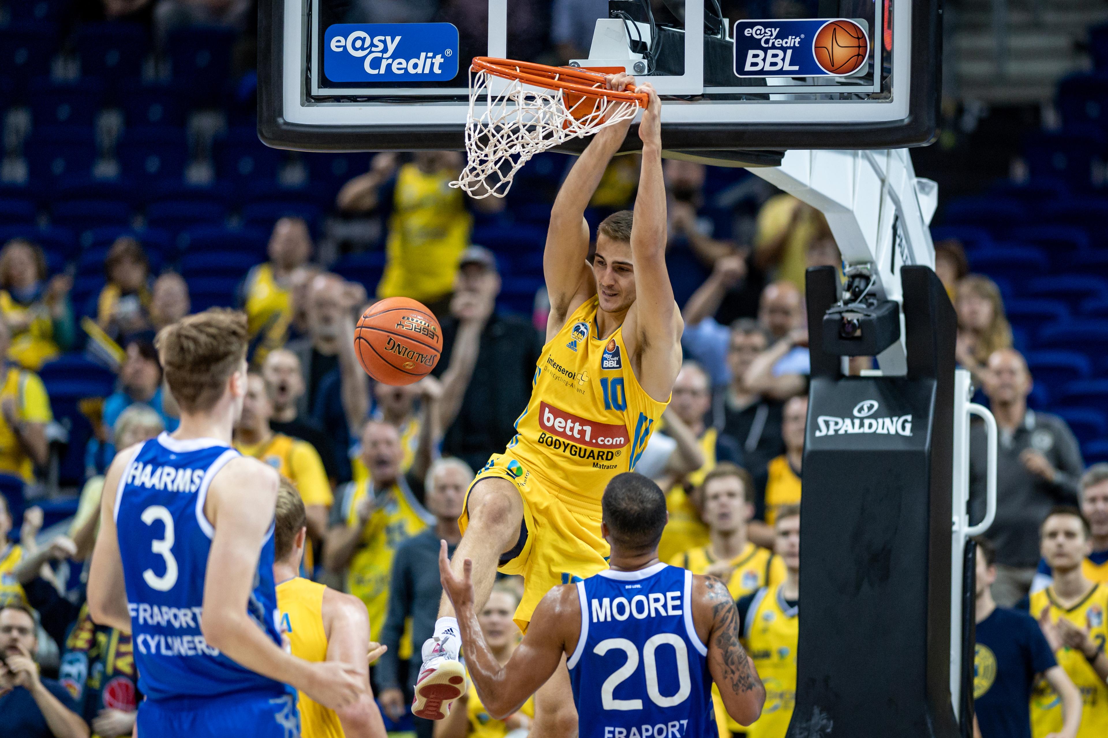 ALBA BERLIN lässt den Gästen aus Frankfurt keine Chance und fährt durch den 101:63-Erfolg den ersten Saisonsieg ein. Vor den Augen des ehemaligen Cheftrainers  Aito avanciert Marcus Eriksson mit 21 Punkten zum Topscorer.