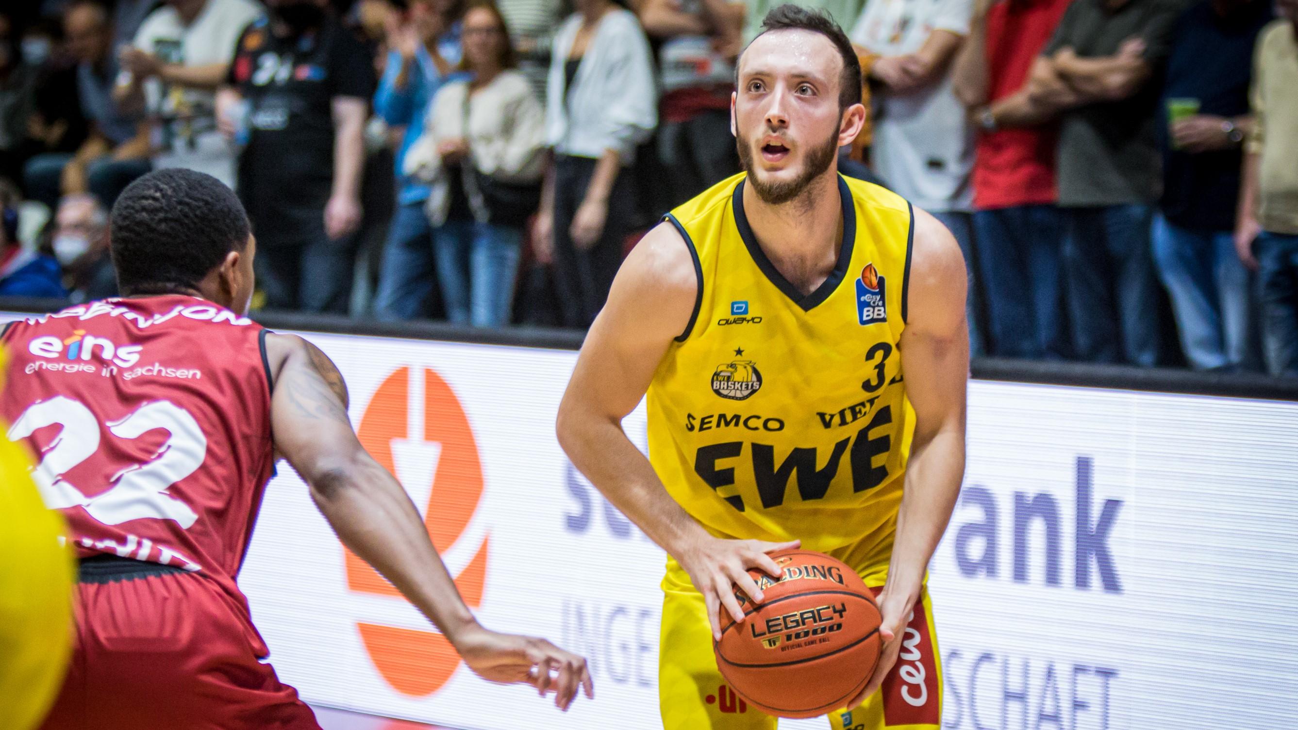 In einem bis zur letzten Sekunde spannenden Spiel besiegen die NINERS Chemnitz die EWE Baskets Oldenburg mit 79:78. Während die Hausherren die Rückkehr der Fans mit einem Erfolg feiern dürfen, bleibt den Gästen der Respekt für eine starke Vorstellung von Neuzugang Max Heidegger, der 34 Punkte erzielt.