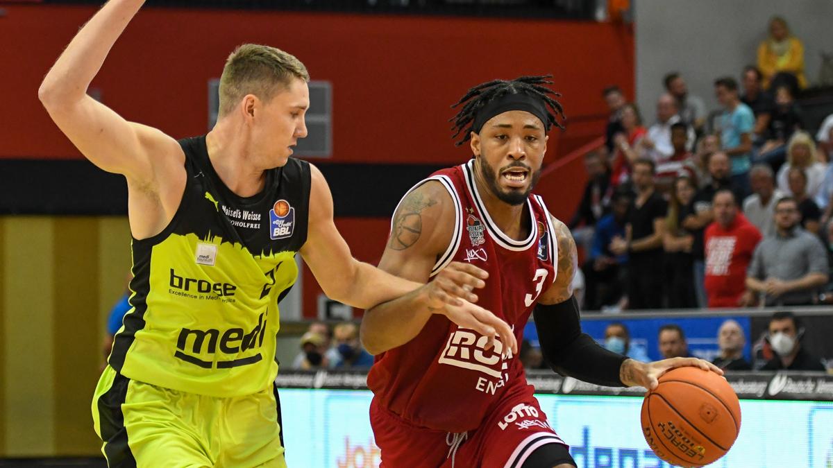 Die JobStairs GIESSEN 46ers starten mit einem 86:74-Heimerfolg gegen medi bayreuth in die neue Saison. Die Hausherren dominieren das vierte Viertel mit 25:8 und haben dort mit Brayon Blake den überragenden Akteur.