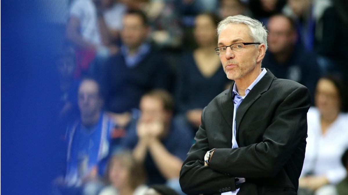 Mit Gordon Herbert hat die deutsche Männer-Nationalmannschaft einen Nachfolger für Bundestrainer Henrik Rödl gefunden. Der 62-jährige Kanadier war bei mehreren Klubs in der easyCredit BBL als Headcoach aktiv und hat beim DBB einen Vertrag über zwei Jahre (mit der Option auf ein drittes) unterschrieben.