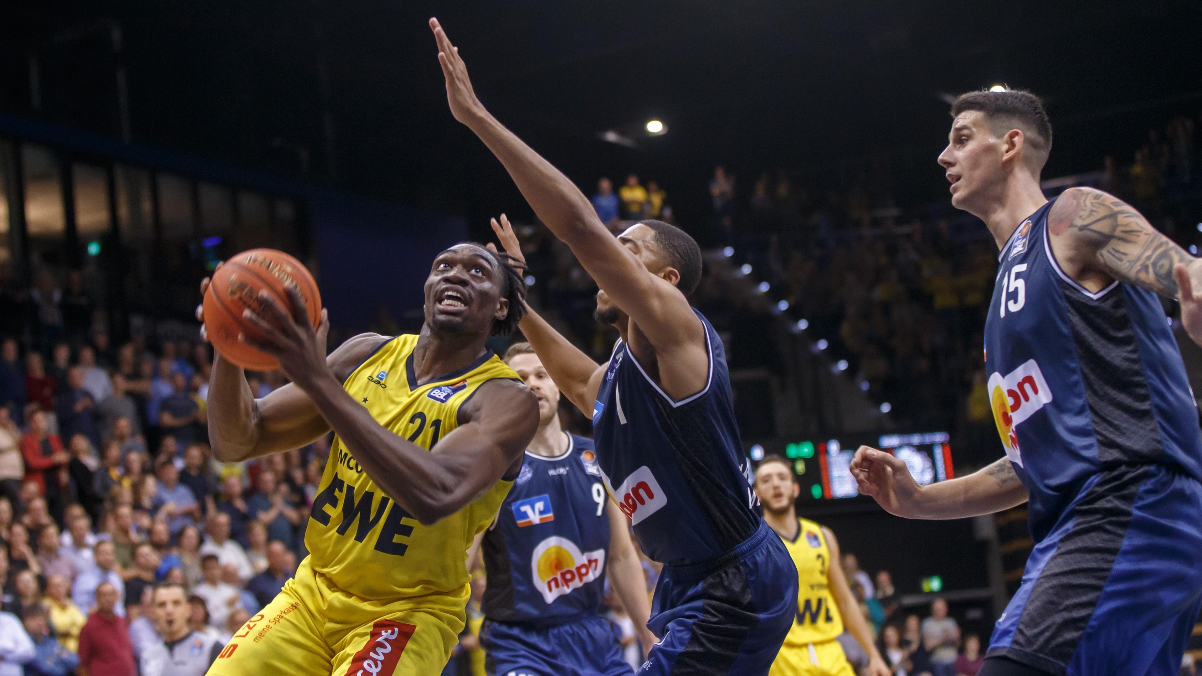 Die EWE Baskets Oldenburg besiegen in einer umkämpften Partie des zweiten Spieltags vor heimischem Publikum die HAKRO Merlins Crailsheim mit 82:79. Tai Odiase führt die Gastgeber mit 18 Punkten und zehn Rebounds zum Erfolg.
