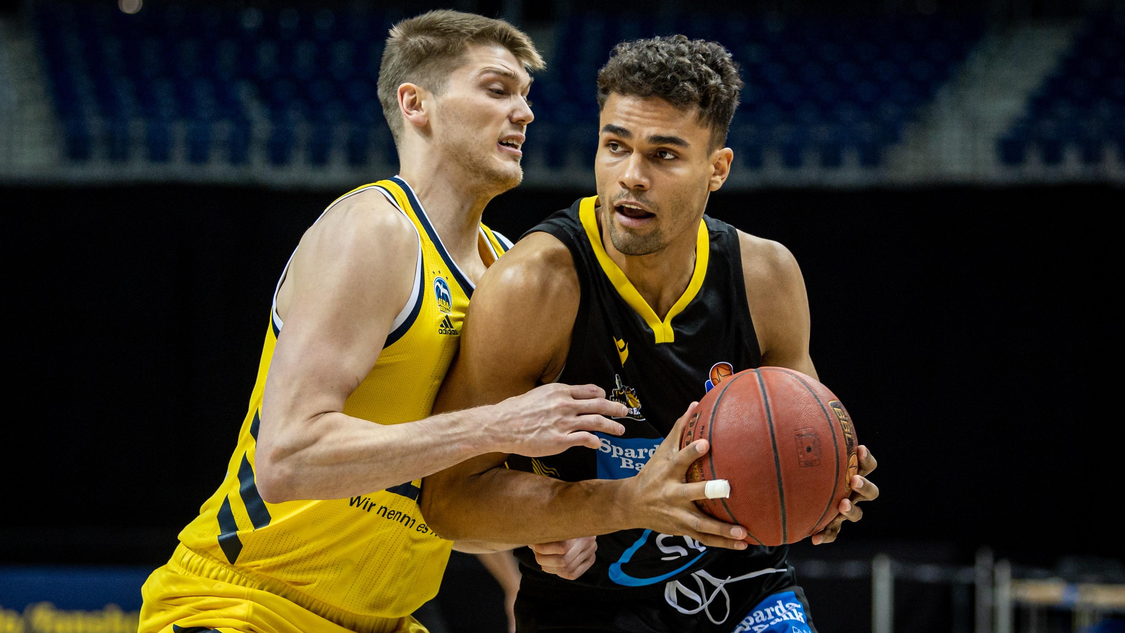Der 23-jährige und 2,06 Meter große Deutsch-Brasilianer Oscar da Silva hat bei ALBA BERLIN einen Vertrag bis zum Ende der Spielzeit 2023/24 unterzeichnet. 2017 wurde der gebürtige Münchner, der flexibel auf den großen Positionen einsetzbar ist, zum besten Spieler der U19-Bundesliga NBBL gekürt. Anschließend wechselte er für vier Jahre an die Stanford University. Zum Ende der abgelaufenen Saison 2020/21 lief der A2-Nationalspieler in 17 Spielen für die MHP Riesen Ludwigsburg auf. Bei ALBA wird er das Trikot mit der Nummer 1 tragen. 