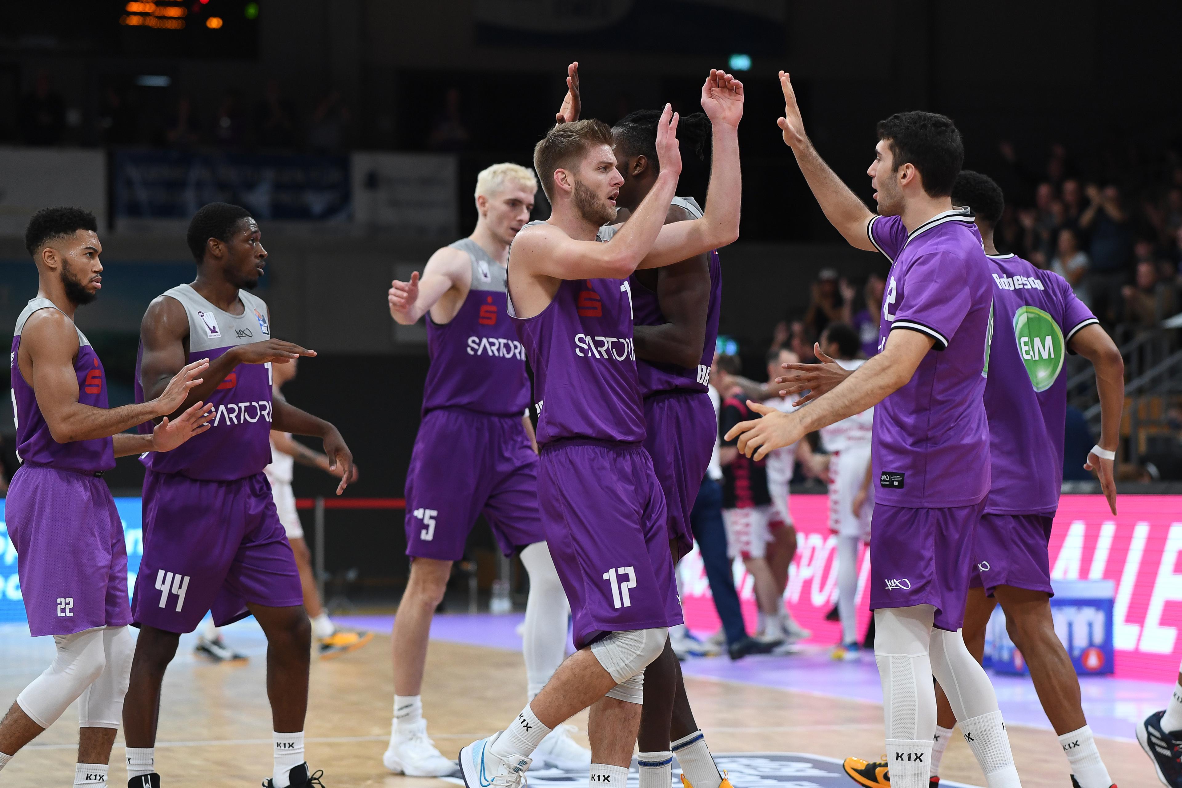 Ein offensiv geführtes Duell gewinnen die Veilchen vor allem dank starker Nerven in den Schlussminuten und sie holen sich damit im zweiten Heimspiel ihren ersten Sieg. Bonn kassiert die erste Niederlage der Saison.