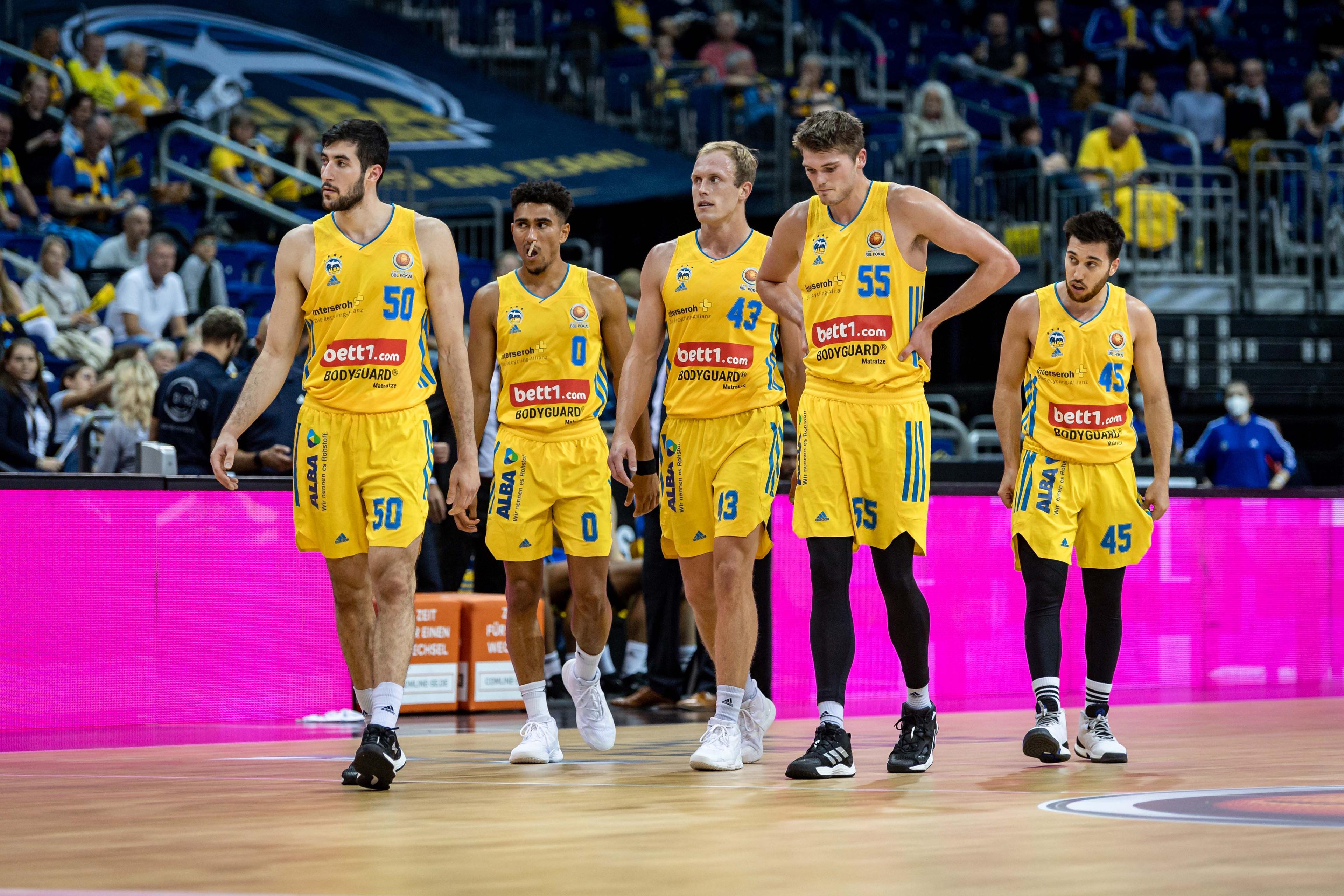 ALBA BERLIN setzt am Freitag mit einem Auswärtsspiel bei Roter Stern Belgrad in der Turkish Airlines EuroLeague den Schlusspunkt unter die Europapokalwoche. Bei ALBA ist Christ Koumadje wieder ins Training eingestiegen. Bei den Belgradern hat sich der deutsche Center Maik Zirbes pünktlich zu diesem Spiel wieder gesund gemeldet.