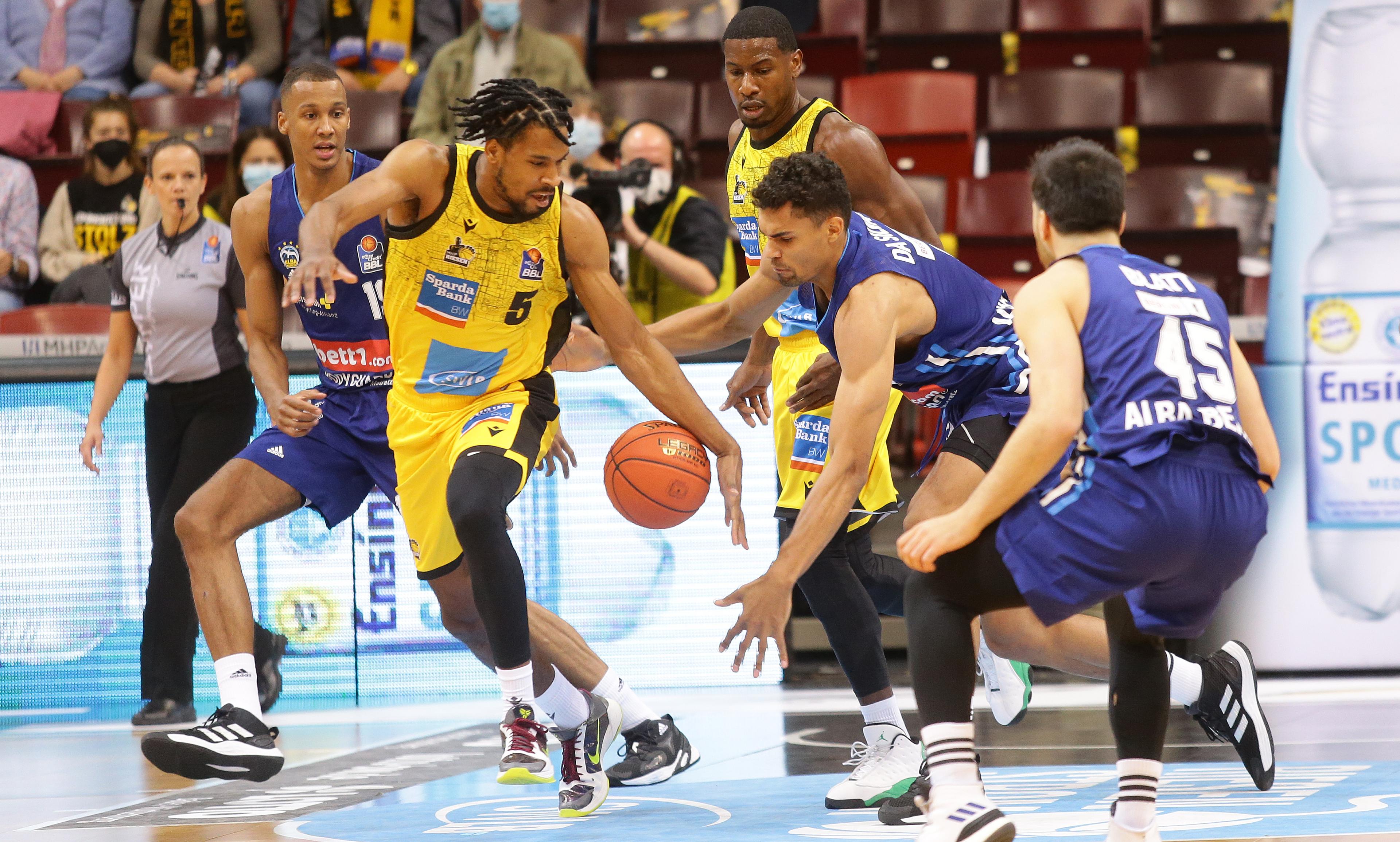 Der Hauptrundenmeister des Vorjahres bezwingt den Titelverteidiger: Ludwigsburg  schlägt Berlin mit 74:62. Während Justin Simon mit starken Statistiken auftrumpft, sind Oscar da Silva und Jaleen Smith bei ihrer Rückkehr in die Barockstadt keine großen Faktoren. Den Albatrossen droht nach der zweiten Niederlage im dritten Spiel der Fehlstart.