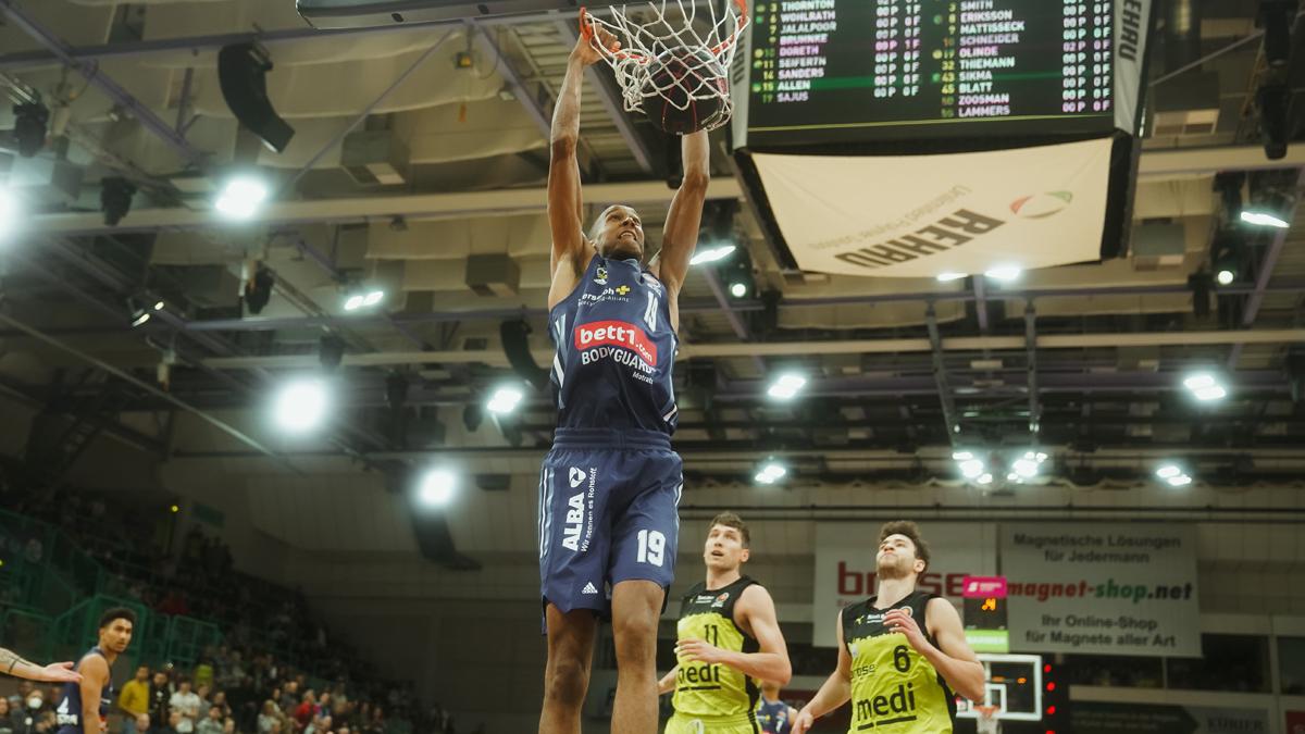 ALBA BERLIN hat sich durch einen 84:57-Auswärtssieg gegen medi bayreuth für das Halbfinale des MagentaSport BBL Pokals qualifiziert. Die Albatrosse legen durch ein 30:8 im ersten Viertel früh die Weichen auf das Weiterkommen. Damit stehen die Berliner zum zehnten Mal in Folge in einem Pokal-Halbfinale.