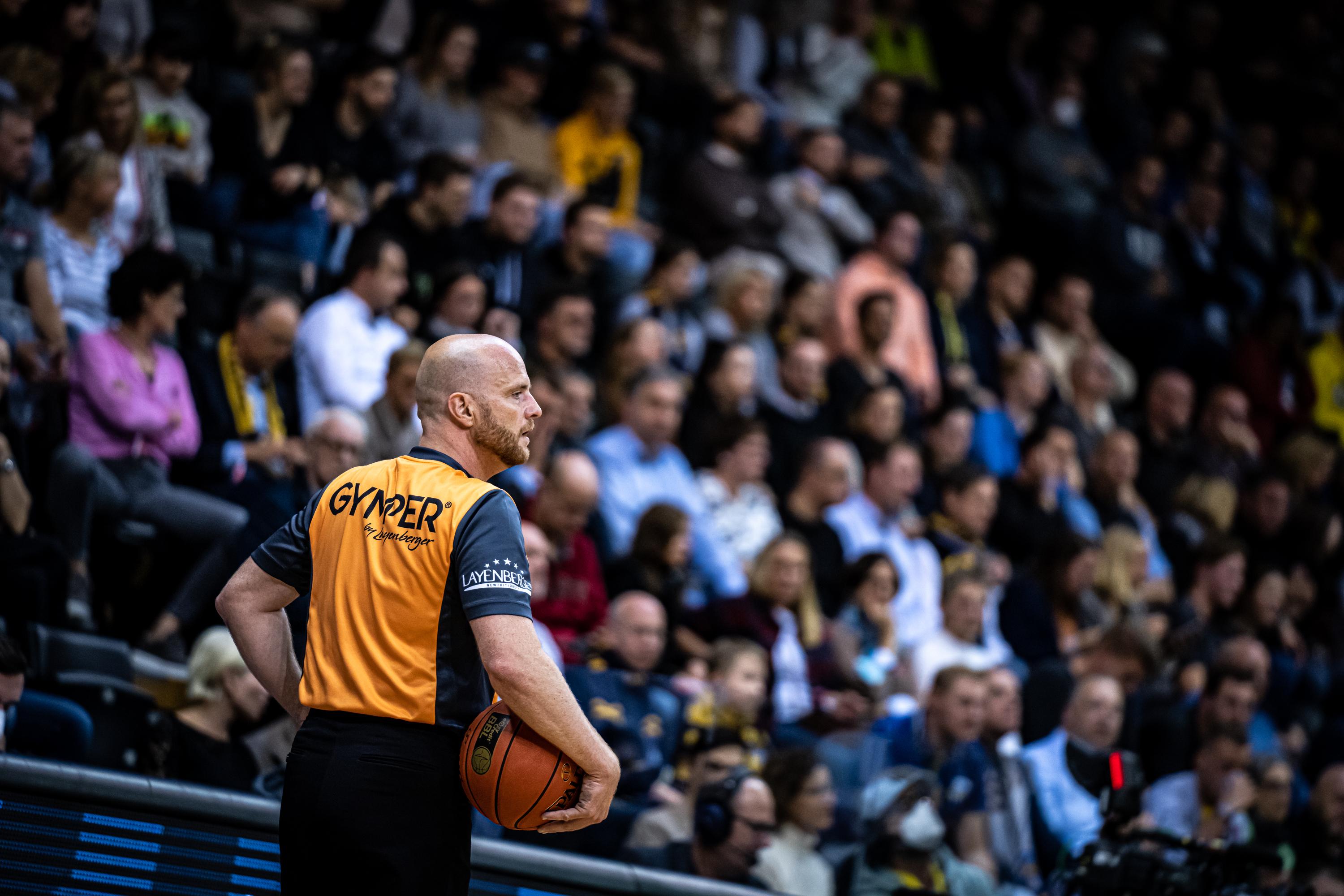 In der Partie in Hamburg verliert Heidelbergs Shyron Ely bei ablaufender Shotclock den Ball, Hamburgs Seth Hinrichs wirft sich auf diesen und Gegenspieler Kelvin Martin kommt auch noch dazu und beide halten den Ball, sodass Sprungball gepfiffen wird. Der ballbesitzanzeigende Pfeil zeigt auf Heidelberg, aber um zu klären, was mit der Shotclock passiert, greifen die Schiris auf den Videobeweis zurück. Wer von Euch, liebe Fans, bekommt diese schwierige Szene regeltechnisch richtig erklärt?