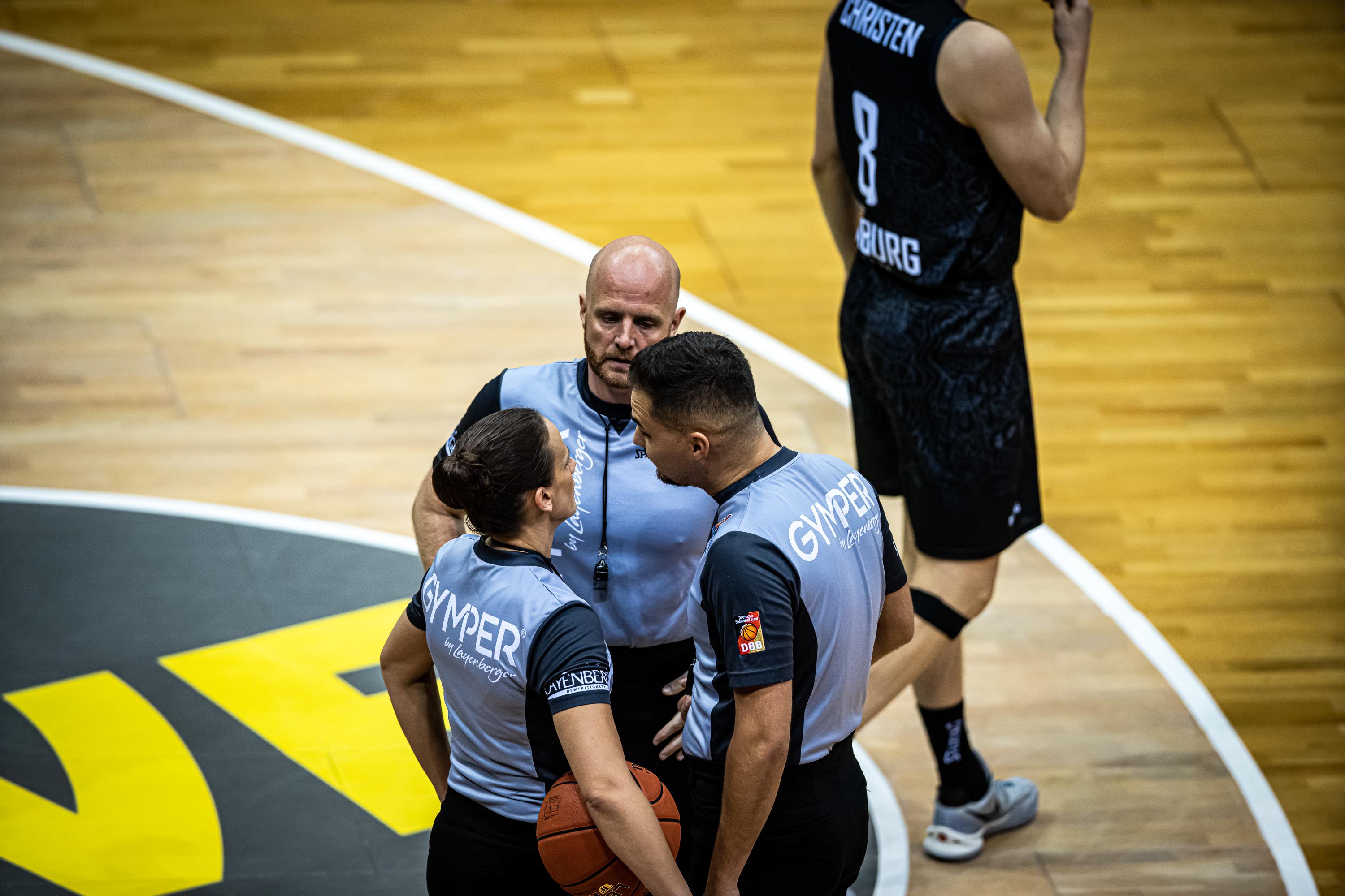 In der Crunchtime des vierten Halbfinales zwischen München und Bonn verteidigt Parker Jackson-Cartwright den Drive von Nick Weiler-Babb, erwischt den Ball, aber eben auch das Trikot des Gegners, was die Schiedsrichter nach Ansicht der Videobilder als unsportliches Foul werten. Wird ein Griff ins Trikot automatisch so hart bestraft oder muss Absicht erkennbar sein – was sagt Ihr?