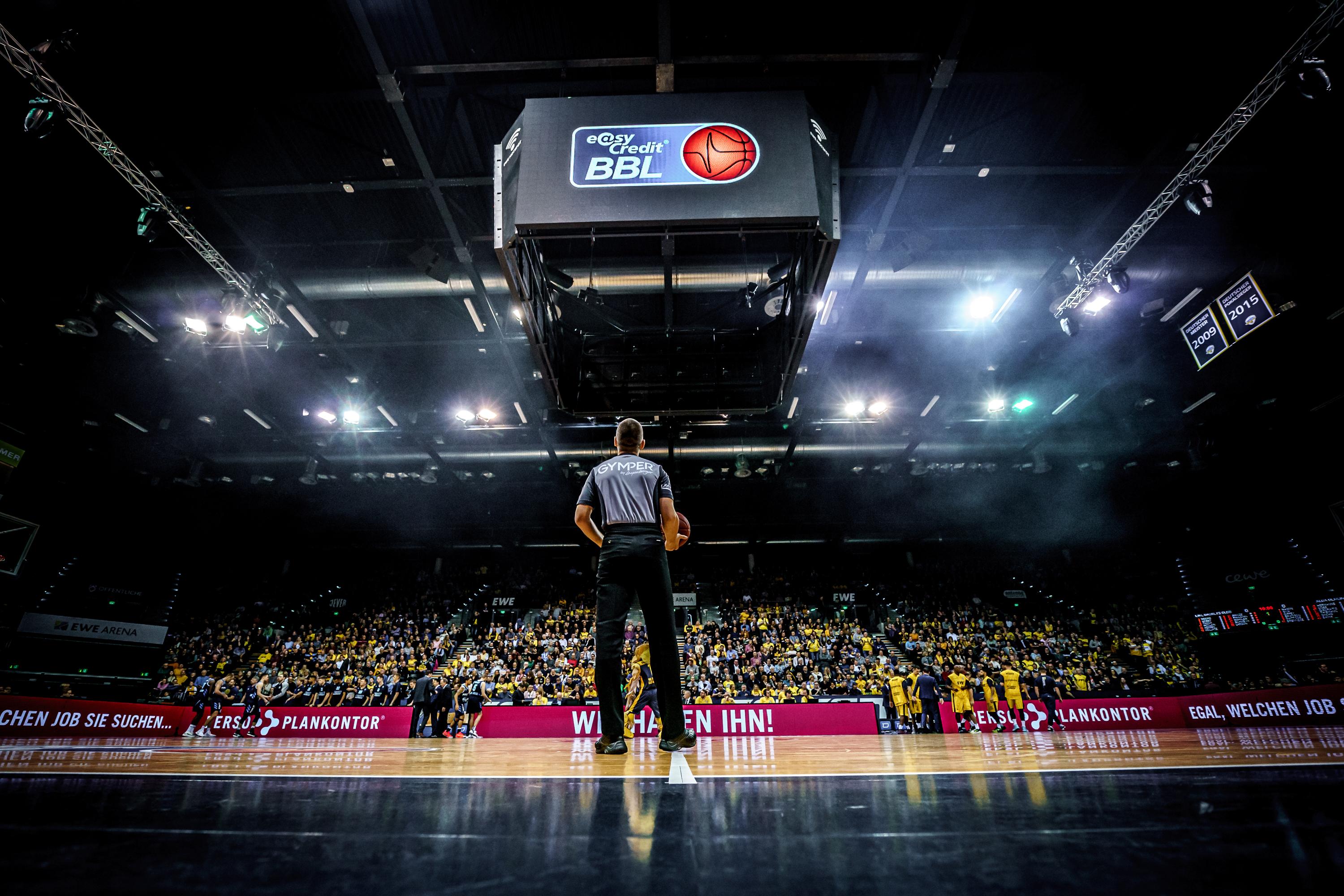 Bei der Partie zwischen BG Göttingen und ratiopharm ulm haben die Gastgeber beim Stand von 88:85 und 17 Sekunden auf Uhr Einwurf an der Seitenlinie. Kamar Baldwin geht nach dem Pass direkt zum Korb, springt per Jump-Penetration zwischen den Verteidigern Sindarius Thornwell und Tommy Klepeisz durch, ein Pfiff ertönt, er landet auch deshalb wohl auf dem gleichen Fuß und vollendet nach einem weiteren Schritt den Korbleger, den die Schiedsrichter zählen lassen. Richtig verzwickte Nummer! Eure Meinung dazu?