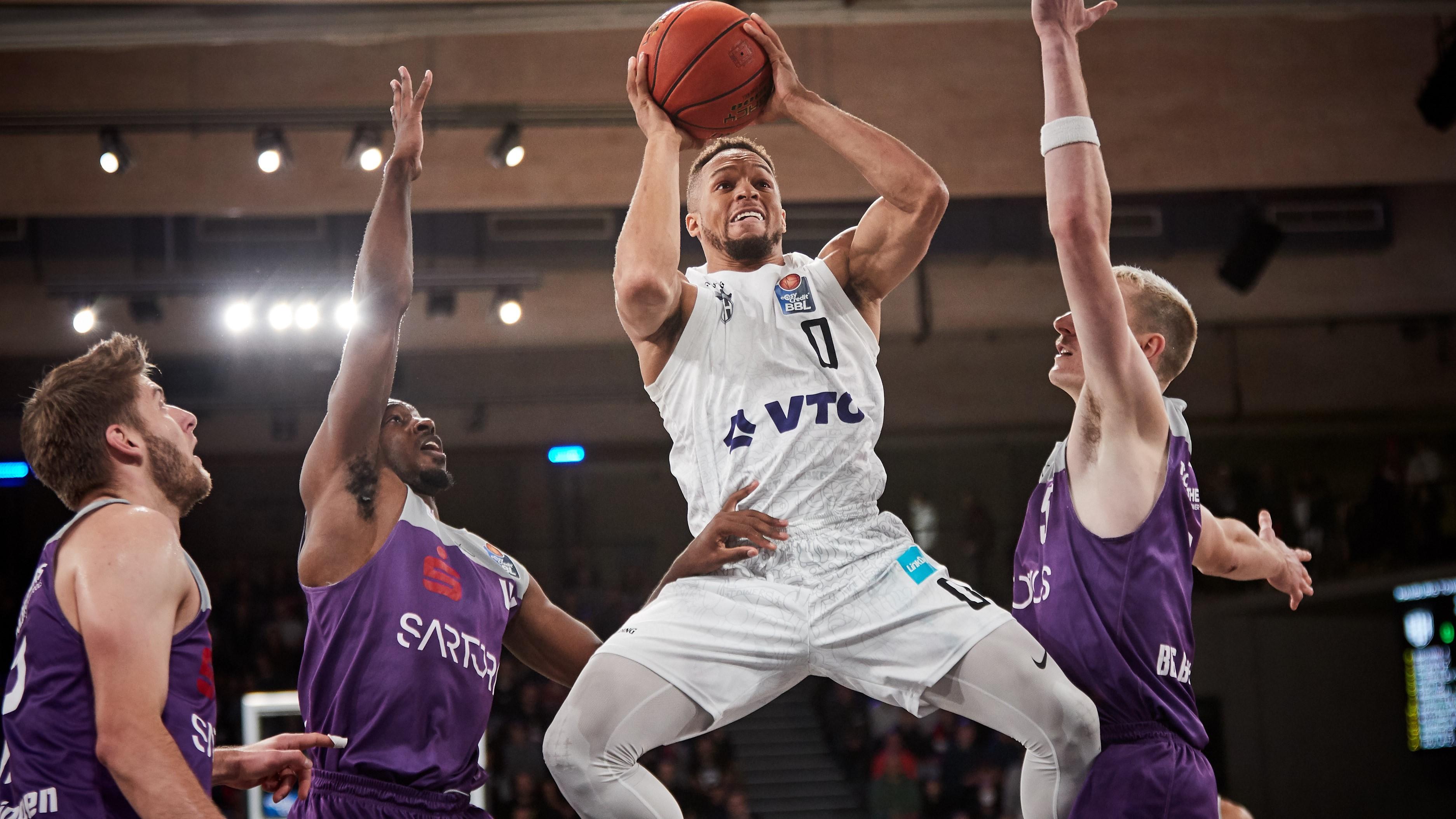 There were a couple of big surprises this week in the easyCredit BBL but the big news is Hamburg Towers taking over the top spot in the league with their fifth straight win. NINERS Chemnitz pulled off a shocker as the won at MHP RIESEN Ludwigsburg to snap the hosts’ 29-game home winning streak. s.Oliver Würzburg meanwhile surprised FC Bayern Munich at home by 20 points for their first win over Bayern in nearly nine years. And there is great news for easyCredit BBL fans around the world with LIVENow a new international broadcast partner.