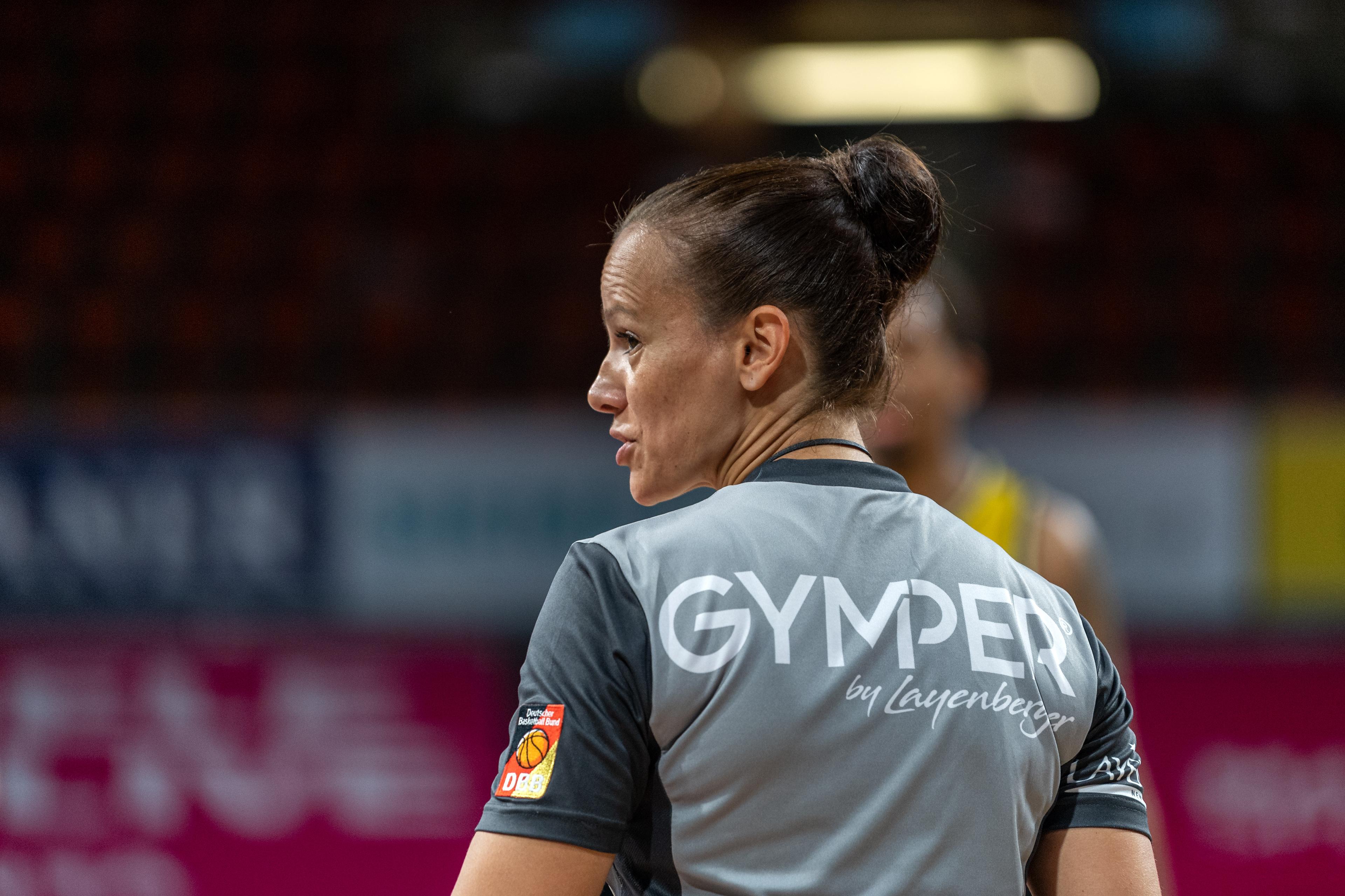 In der Partie zwischen Ludwigsburg und Chemnitz klaut Nelson Weidemann den Ball, geht ab nach vorne und hoch zum Dunk, Ludwigsburgs Justin Simon kommt von der Seite und versucht Weidemann zu blocken (Foto: Hansjürgen Britsch), der zu Boden geht (und sich dabei unglücklicherweise das rechte Handgelenk bricht). Die Unparteiischen pfeifen nicht, Schiedsrichter-Ausbilder Winfried Gintschel dagegen sieht ein normales Foul: