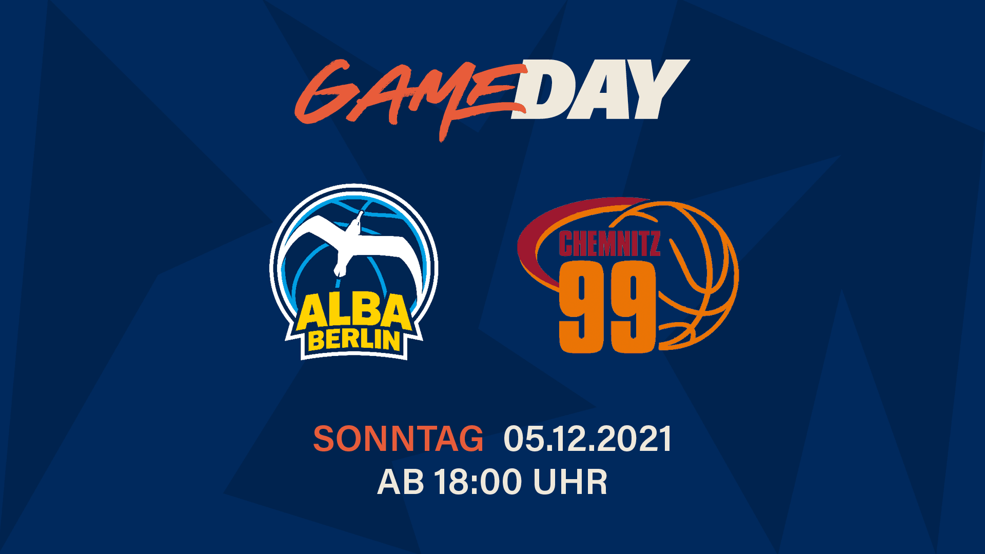 Das neue „Ost-Derby“ ist noch jung, aber hat es schon in der zweiten Saison nach dem Aufstieg der NINERS in sich. Die Chemnitzer haben sich mit 5:3 Siegen bis auf den dritten Tabellenplatz vorgearbeitet und sind damit sogar besser platziert als der Titelverteidiger ALBA (mit ebenfalls 5:3 Siegen Sechster). Mit einem Sieg kann ALBA diese Rangfolge am Sonntag korrigieren. Zwar steckt den Berlinern noch das EuroLeague-Spiel vom Freitag in den Knochen, aber die Chemnitzer kommen mit einem noch viel größeren Handicap in die Hauptstadt. Sie verloren nämlich während der Länderspielpause ihren US-Spielmacher Gerald Robinson, der nach Italien zu Dinamo Sassari gewechselt ist. Das trifft Trainer Rodrigo Pastore umso härter, weil der zweite Spielmacher, Nelson Weidemann, aktuell verletzt ist.
