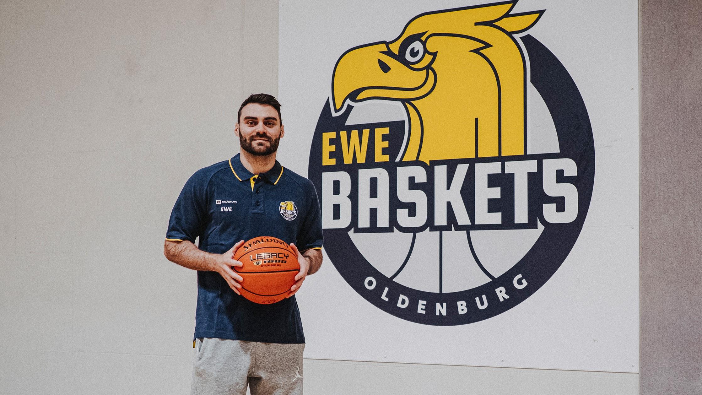 Die EWE Baskets Oldenburg haben auf den Guard-Positionen nachgelegt. Mit der Verpflichtung von Matt Farrell reagieren die Oldenburger nicht nur auf die angespannte Personalsituation, sondern ebenso auf den schlechten Saisonstart in der easyCredit BBL mit nur zwei Siegen aus zehn Spielen. Der Spielmacher, der das Oldenburger Spiel mit seinen Fähigkeiten im Pick&Roll, seinen Scoring-Fähigkeiten und Gefahr aus der Distanz verstärken soll, galt auf seinen bisherigen Stationen als Akteur mit Teamgeist und großem Siegeswillen.