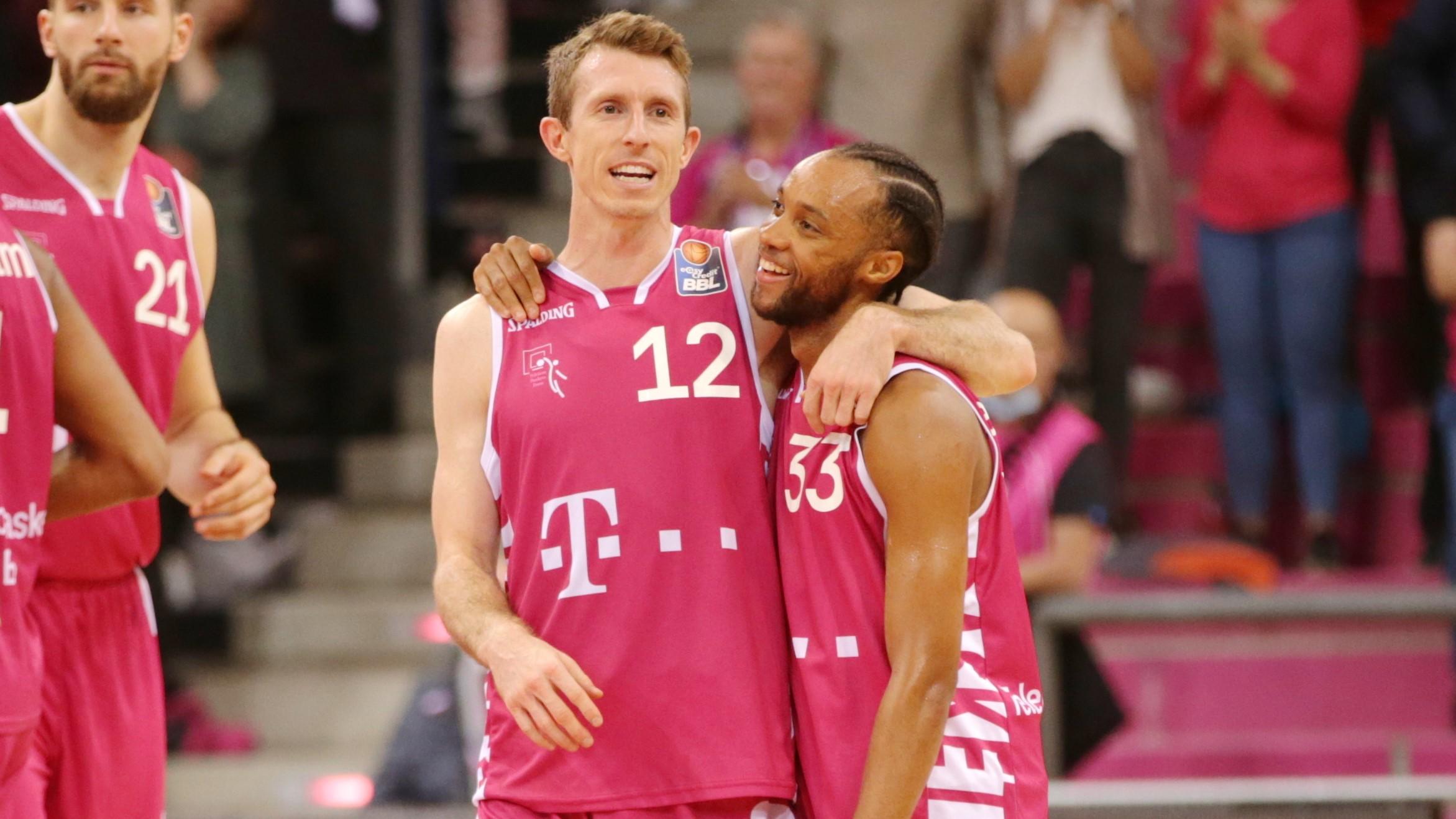 Telekom Baskets Bonn are tied for the longest current winning streak and that thanks to Skyler Bowlin’s late-game heroics in a thrilling win over EWE Baskets Oldenburg. First place however belongs to FC Bayern Munich, but the EuroLeague team did not look dominant in needing a big run in both of their two tough victories. Brose Bamberg meanwhile made the biggest off-the-court news as they pushed the reset button again, firing their head coach Johan Roijakkers and hiring Oren Amiel to lead the team.