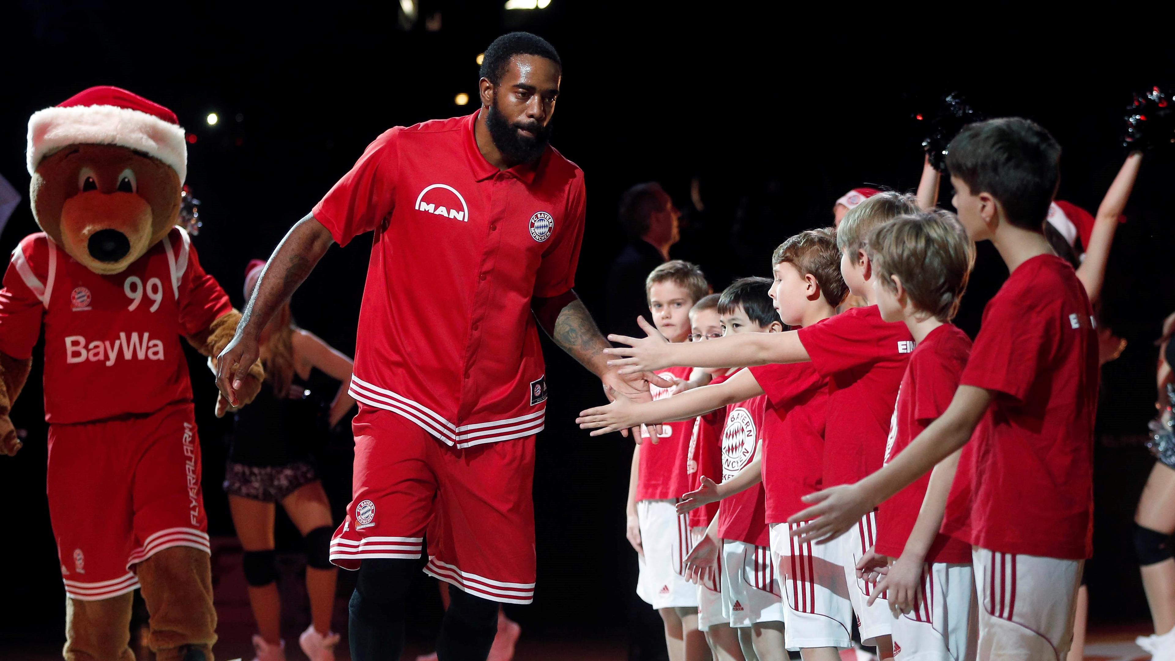 Die Bayern-Basketballer sind noch einmal auf dem Transfermarkt aktiv geworden: Der fünfmalige Deutsche Meister hat Shooting Guard K.C. Rivers unter Vertrag genommen und reagiert damit auch auf die Knieverletzung seines Topscorers Darrun Hilliard, der noch wochenlang ausfallen wird. Vergangene Saison spielte Rivers für Zenit St. Petersburg. Der 34-jährige EuroLeague-Veteran ist ein guter Bekannter: Rivers kam im Sommer 2015 vom damaligen EuroLeague-Gewinner Real Madrid mit einem befristeten Vertrag nach München, ehe er nach dem unglücklichen Vorrunden-Aus in der Königsklasse wieder zurück in die spanische Hauptstadt wechselte.