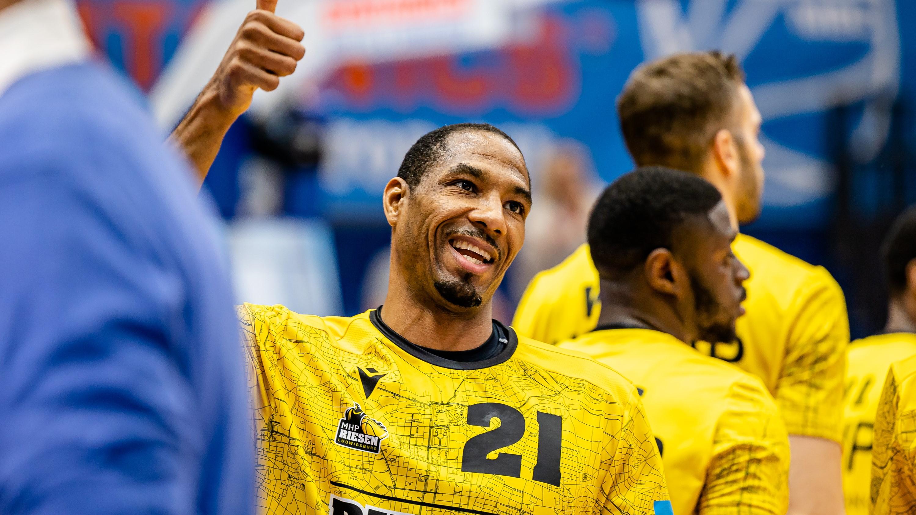 Ludwigsburgs Tremmell Darden feiert heute seinen 40. Geburtstag. Dazu gratulieren wir natürlich, möchten an dieser Stelle aber nicht nur kurz erwähnen, wie erstaunlich es ist, dass er in dem Alter noch als Profi aktiv ist, sondern auch betonen, dass er ja nicht einfach nur spielt, sondern eben immer noch ein Leistungsträger für die MHP RIESEN ist.