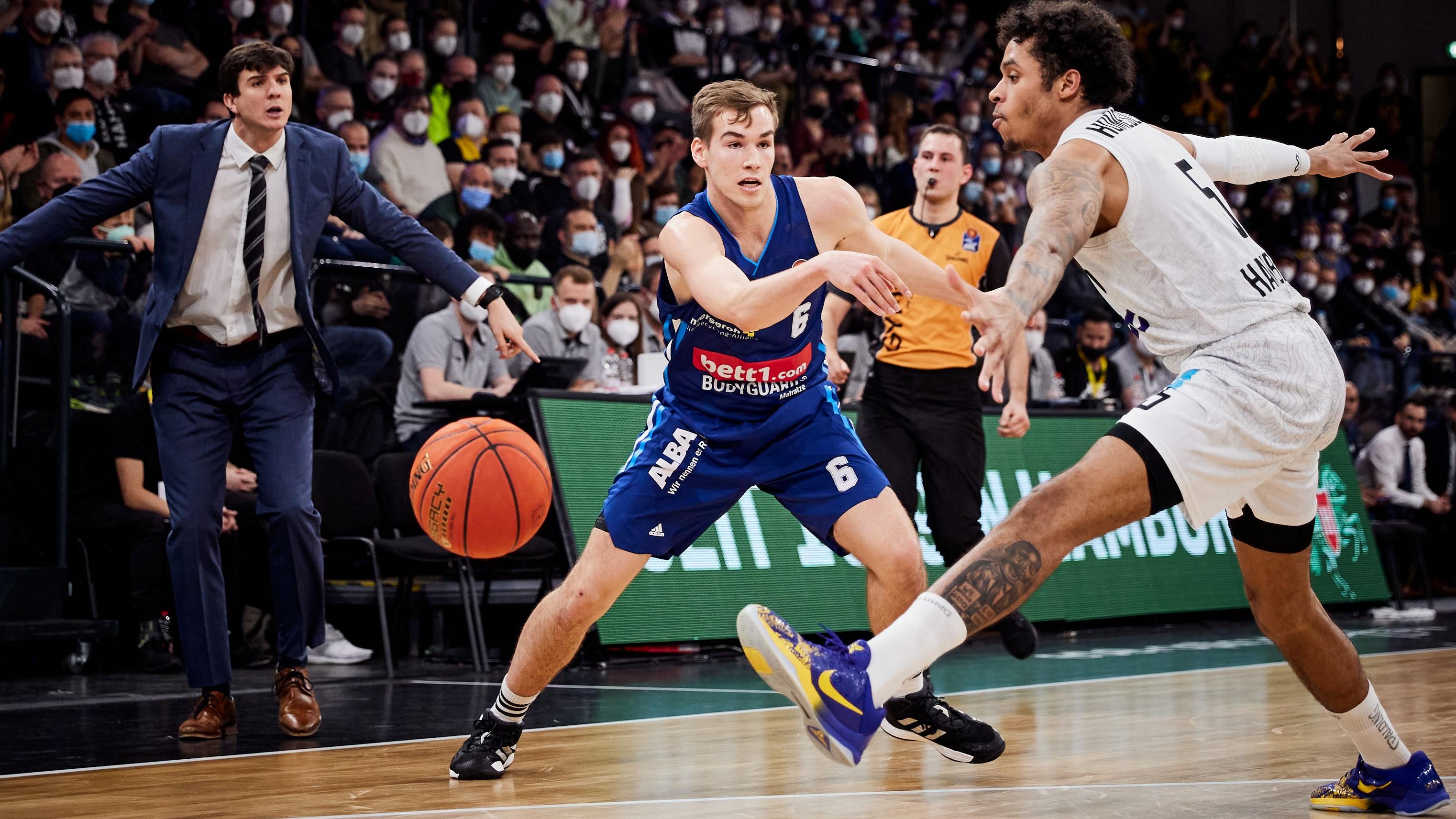 ALBA BERLIN feiert einen gelungenen Auftakt in das neue Jahr. Beim 88:80-Sieg bei den Hamburg Towers ist allerdings ein hartes Stück Arbeit nötig, um die starken Gastgeber zu bezwingen. Der vierte Sieg in Folge bringt den Klub aus der Hauptstadt auf Tuchfühlung mit Spitzenreiter Bonn.