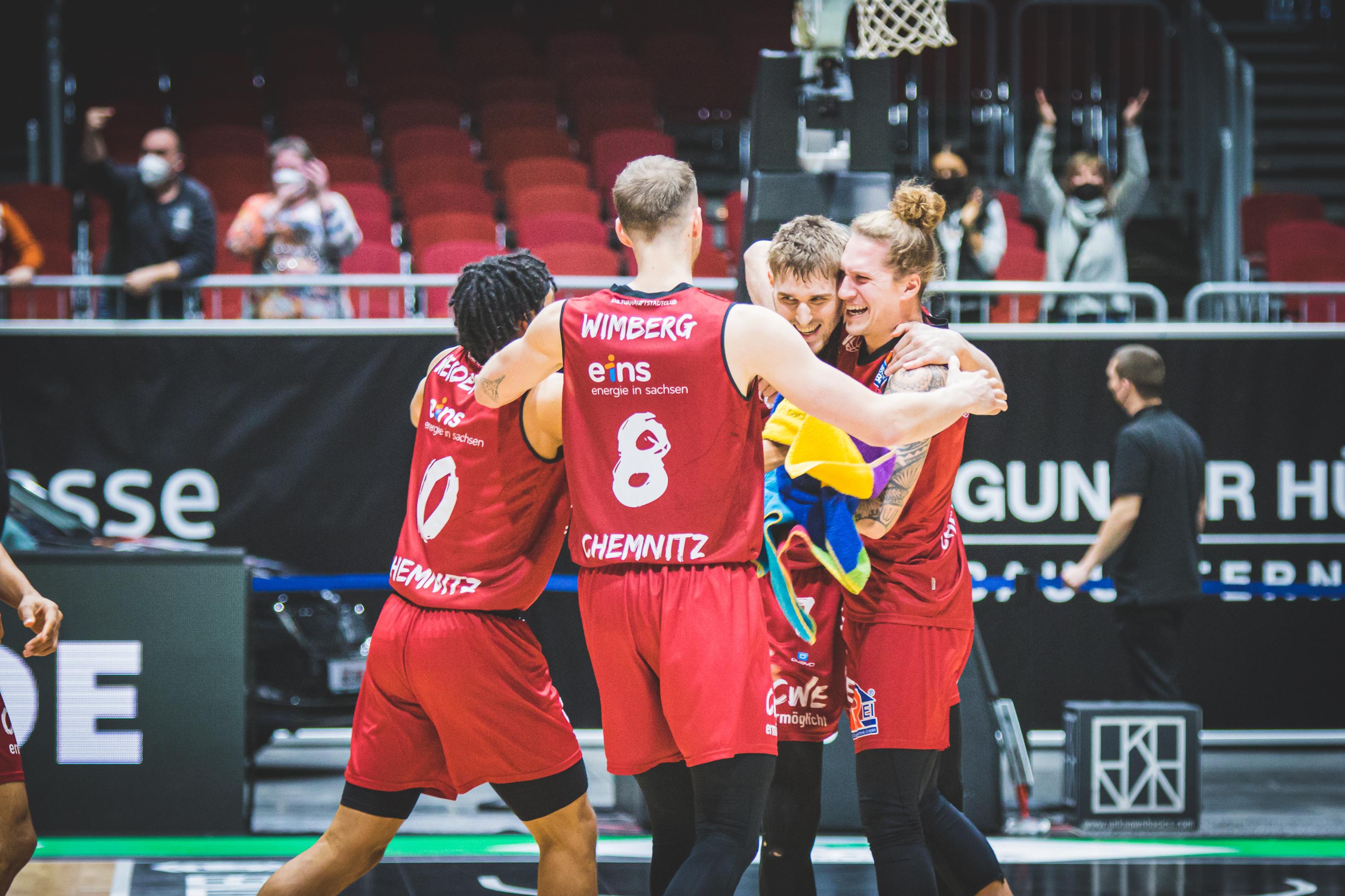 This week’s bill was limited to five Round 19 games due to Covid-19 postpo-nements but we saw two thrillers and history. Jaron Blossomgame won it late for the hottest team in the league ratiopharm ulm while NINERS Chemnitz prevailed in overtime to remain the kings of the clutch. Not to be overseen was history being made in Bamberg where Kristian Ortelli became the youn-gest player in league history.