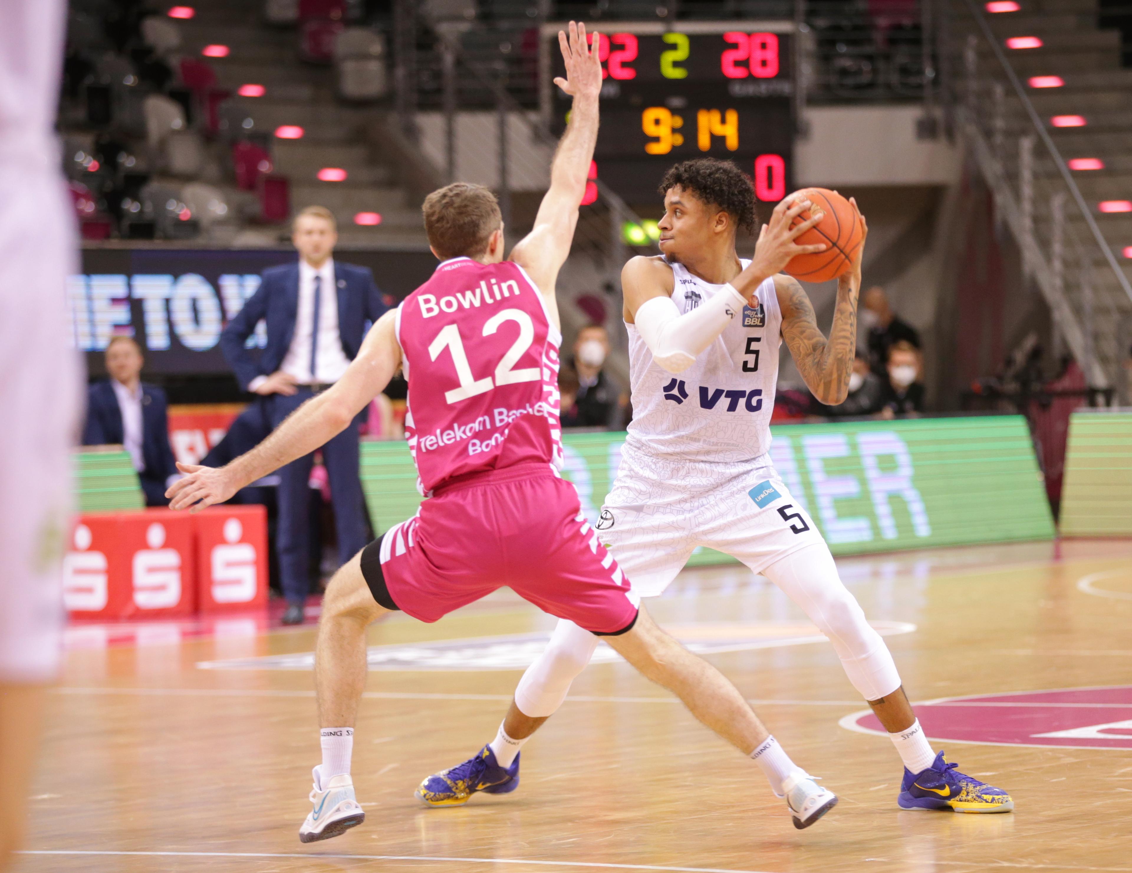 Tabellenführer Bonn kassiert im erstmals leeren Telekom Dome, im neunten Heimspiel die erste Heimniederlage der Saison. Hamburg gewinnt nach zuletzt zwei Niederlagen und hält Anschluss an die Playoffränge. Caleb Homesley steuert 33 Punkte bei.