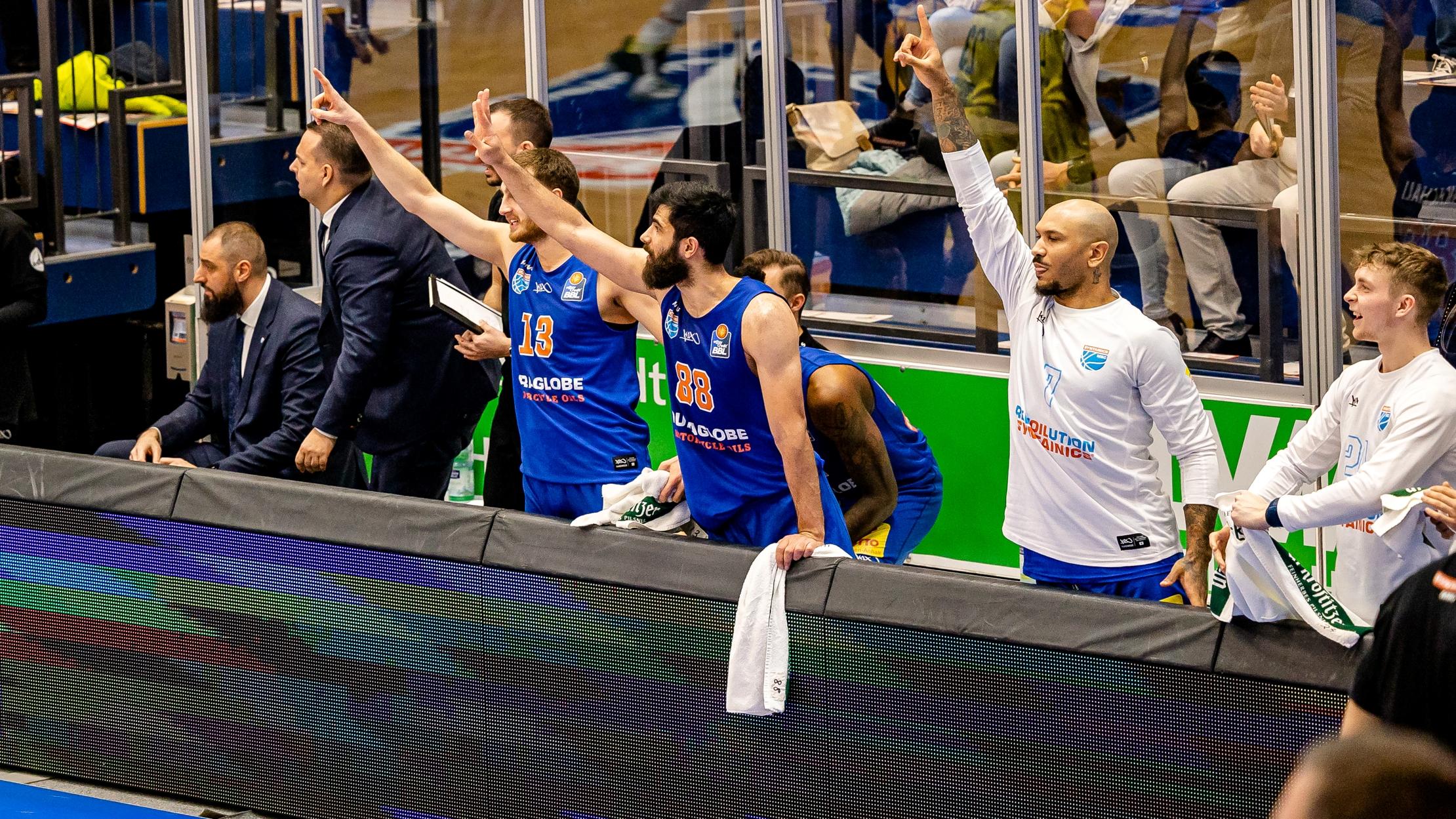 Eine Negativserie endet, eine andere geht weiter: Der SYNTAINICS MBC setzt sich vor 750 Zuschauern gegen die EWE Baskets Oldenburg mit 87:82 durch. Für die Hausherren ist es der erste Sieg nach zuvor fünf Niederlagen am Stück, während die Gäste zum fünften Mal in Folge als Verlierer vom Parkett gehen.