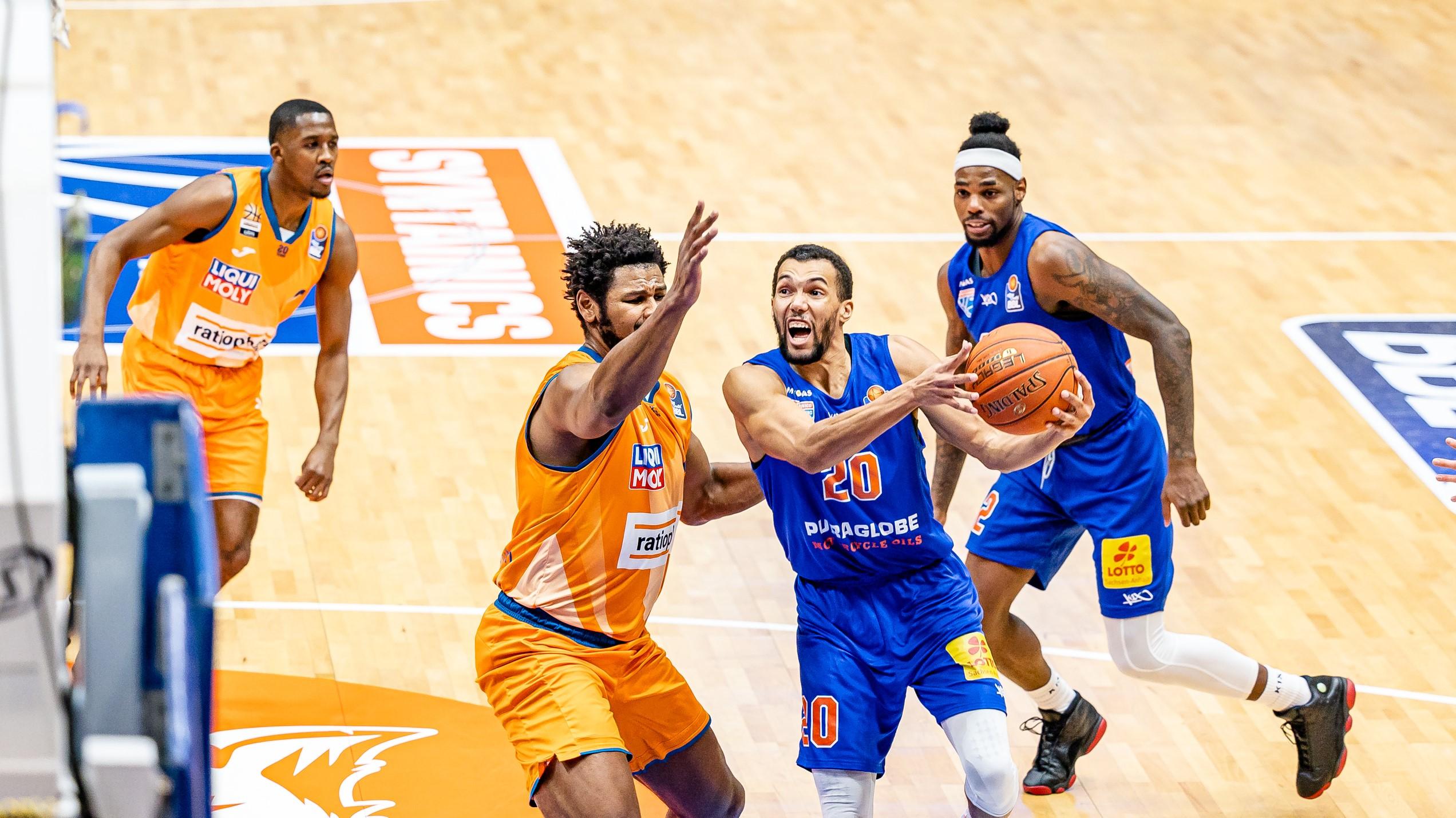 Dank eines überragenden Starts sichert sich ratiopharm ulm einen 89:75-Erfolg beim SYNTAINICS MBC. Die Partie ist nach wenigen Minuten praktisch vorentschieden, während MBC-Neuzugang Reggie Upshaw seinem Team noch nicht entscheidend helfen kann.