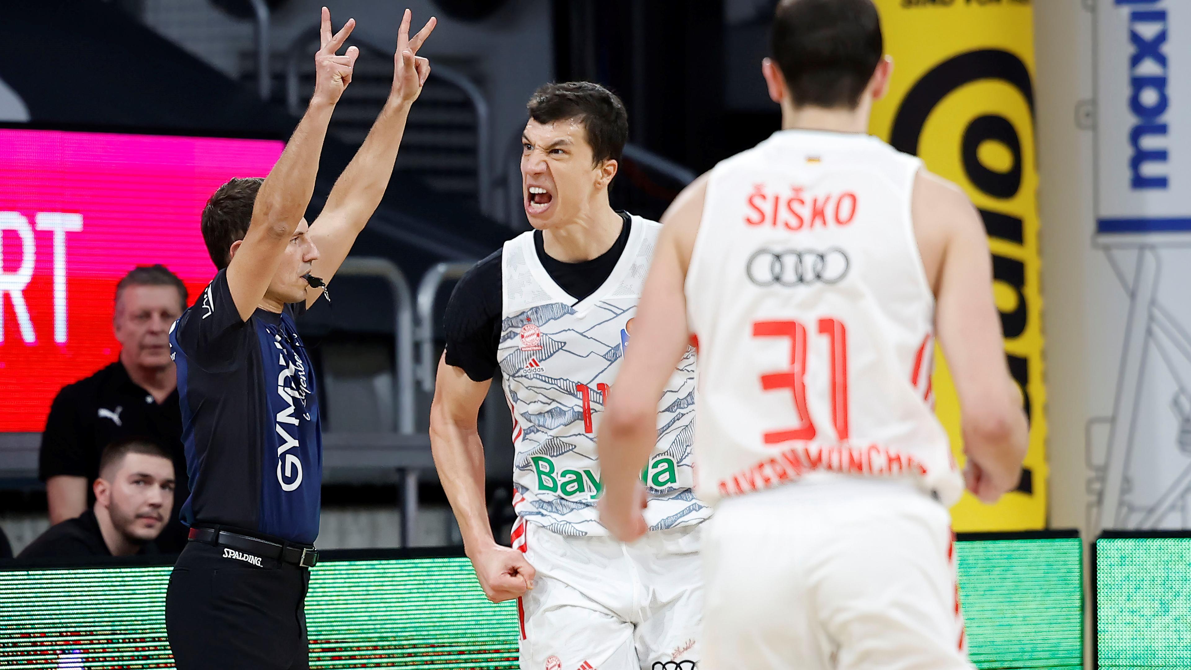 Er zählt inzwischen zum engsten Elitekreis der EuroLeague-Topspieler, gilt wegen seiner Nervenstärke und Einsatzbereitschaft als „Mister Clutch“ des FC Bayern Basketball – und er wird es bleiben: Vladimir Lucic, 32, hat seinen im Sommer auslaufenden Vertrag bei den Münchnern frühzeitig um weitere drei Jahre bis zum Ende der Saison 2024/2025 verlängert. Damit geht der Co-Kapitän der Münchner demnächst in seine Spielzeiten sieben, acht und neun beim fünfmaligen deutschen Meister - der serbische Nationalspieler läuft bereits seit 2016 für die Bayern auf.