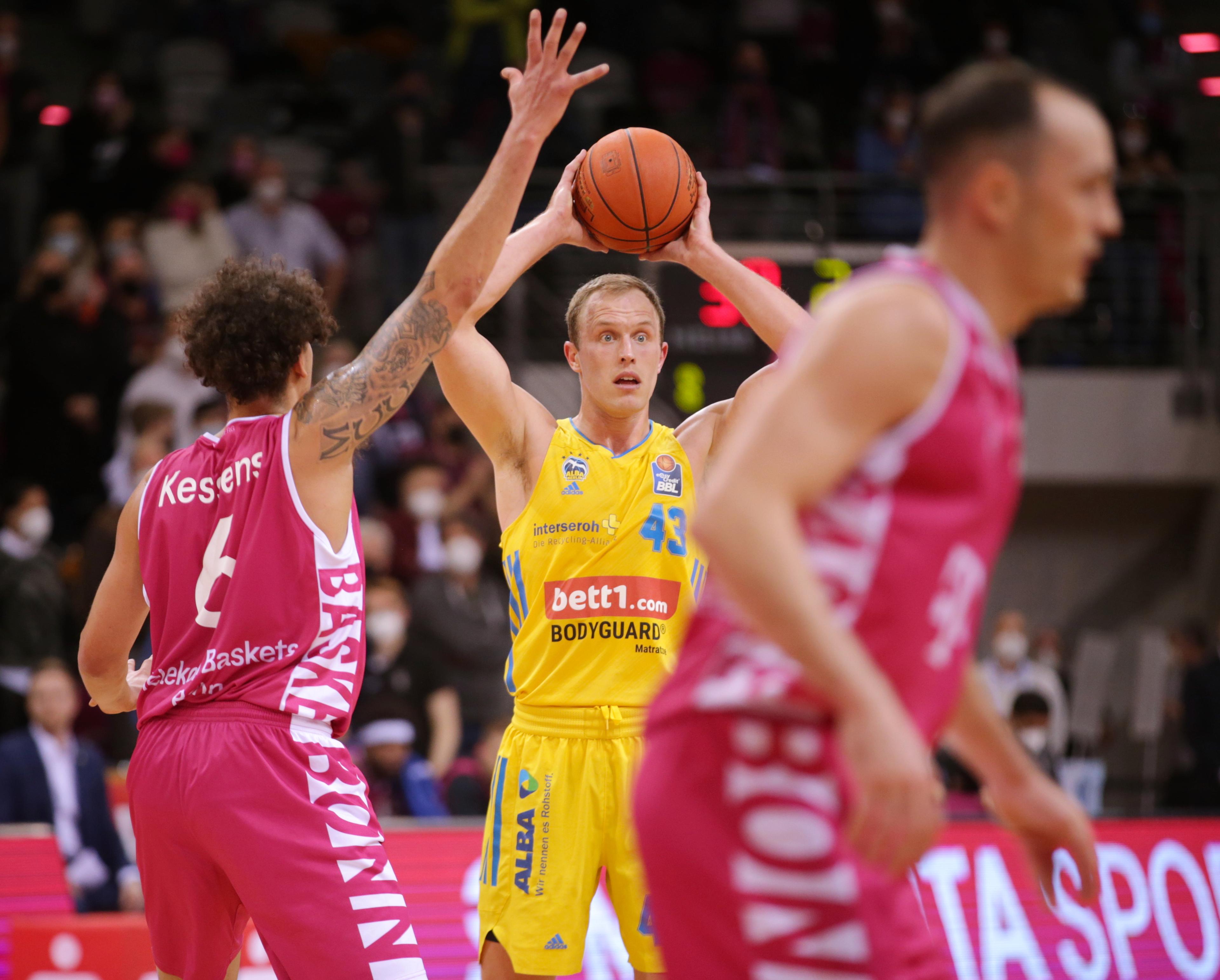 Die Mutter aller Spiele geht mit 89:77 an den amtierenden deutschen Meister. 1.800 Zuschauer sehen eine Menge temporeichen Offensivbasketball, bei dem Luke Sikma nur knapp ein Triple Double verpasst. Berlin verteidigt die im zweiten Viertel herausgespielte Führung clever und verringert den tabellarischen Rückstand zum Spitzenduo.