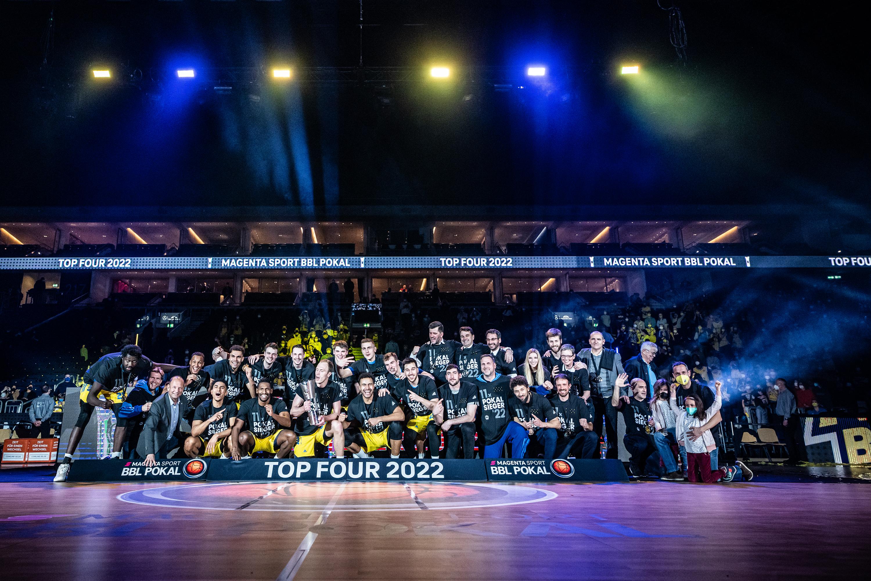 Berlin schreibt in eigener Halle Geschichte: Die Albatrosse gewinnen angeführt von Maodo Lo zum elften Mal in ihrer Vereinsgeschichte den Pokal. Lo wird zum wertvollsten Spieler des TOP FOUR gewählt. Crailsheim führt in der ersten Halbzeit mit 16 Punkten, doch weder die, noch 30 Punkte von T.J. Shorts reichen für die Sensation.