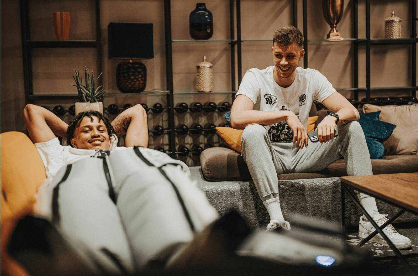 Für eine Vielzahl von BBL-Stammspielern heißt es zwischen den regulären Spielen der easyCredit Basketball Bundesliga immer wieder Koffer packen und auf zu ihrem nächsten Einsatz in europäischen und internationalen Wettbewerben. Um trotz immer weniger werdenden Regenerationspausen weiterhin sportliche Höchstleistungen für ihren Club und die Fans liefern zu können, unterstützt Professional Sports Recovery (PSR) als offizieller Recovery Partner der BBL die Clubs, Spieler und Physiotherapeuten auf der Suche nach effektiver und bestmöglicher Regeneration im Saisonalltag.
Passend zum aktuellen FIBA-Break und dem heutigen Qualifikationsspiel der Nationalmannschaft, haben wir die Gelegenheit genutzt und mit unserem Partner PSR gesprochen.