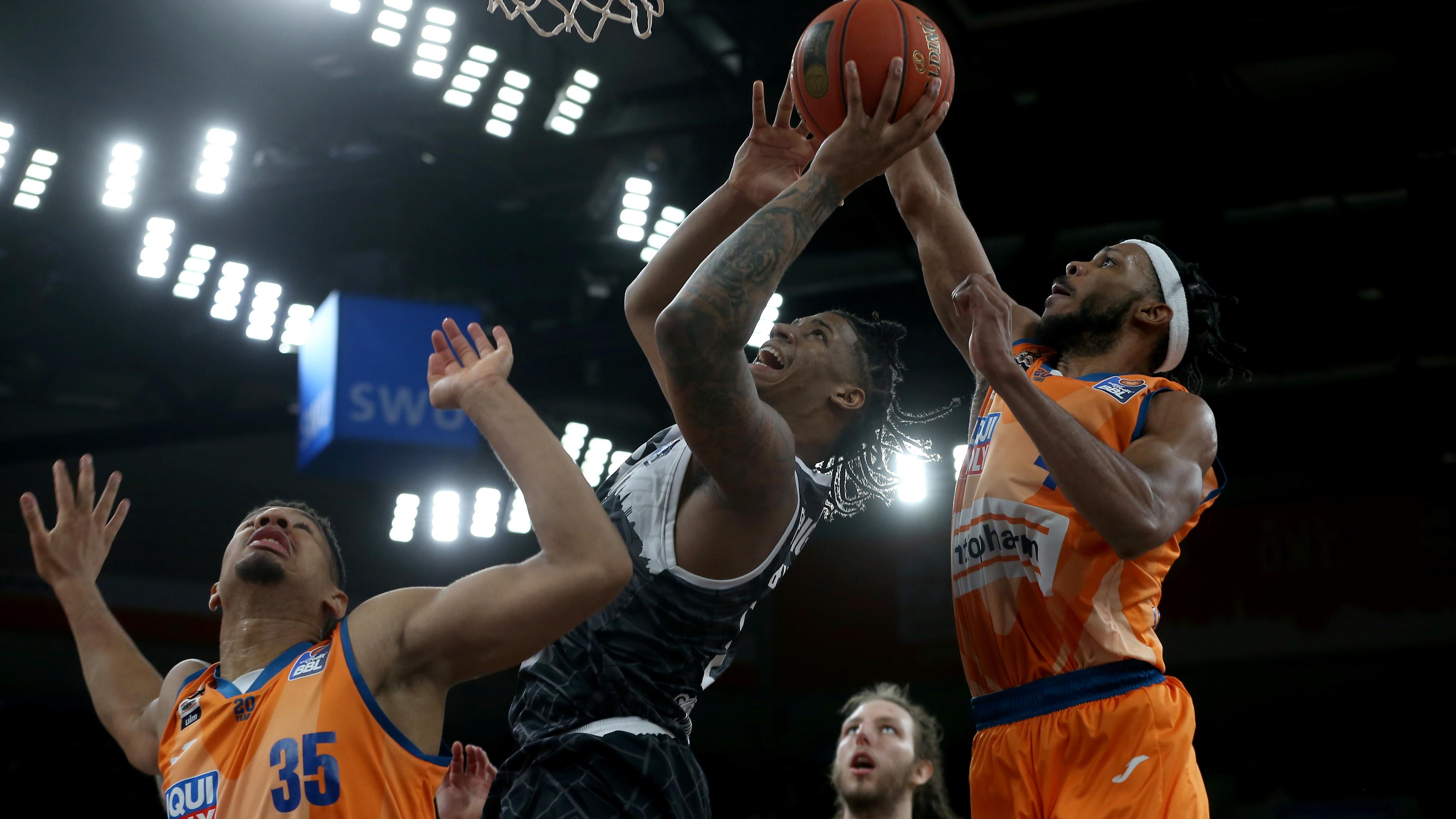 In einem Nachholspiel des 12. Spieltags setzt sich ratiopharm ulm vor heimischer Kulisse gegen s.Oliver Würzburg durch. Bei den Gästen erwischt Desi Rodriguez vor 3000 Zuschauern mit 41 Punkten einen famosen Abend, Trainer Sasa Filipovski wird disqualifiziert.