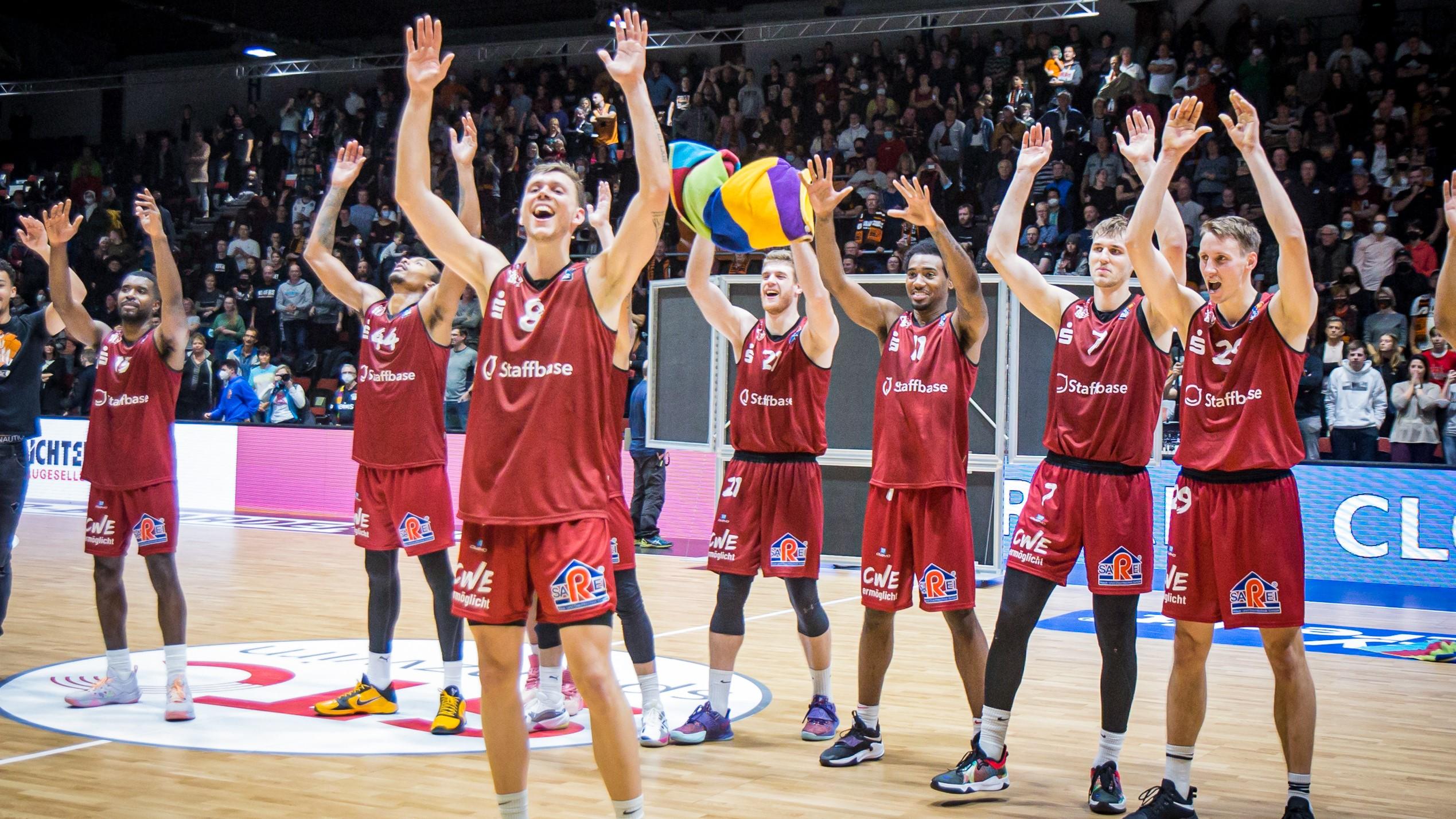 Bei der ersten Pokal-Teilnahme ihrer Vereinsgeschichte sind die NINERS Chemnitz bis ins TOP FOUR gestürmt. Dank ihrer Fans präsentierten sich die Sachsen als Favoritenschreck. Sowohl gegen Ulm als auch gegen München zementierte die Mannschaft von Headcoach Rodrigo Pastore zudem ihren Status als Crunchtime-Könige. Setzt sich dies auch am Pokal-Wochenende in Berlin fort?