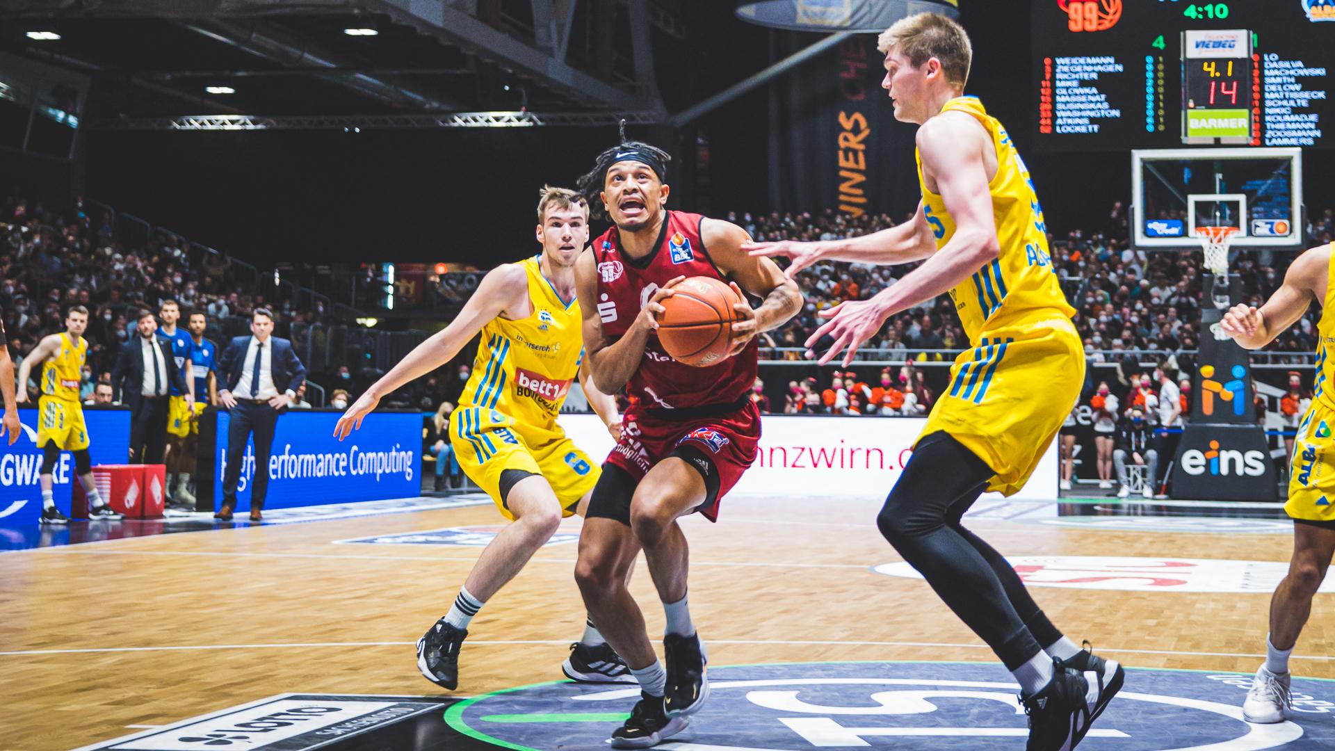 In der Neuauflage des diesjährigen Pokal-Halbfinales kommen die Gäste von ALBA BERLIN dank eines starken Oscar da Silva (18 Punkte, 8 Rebounds) stark aus den Startlöchern, doch das Momentum kippt spätestens im zweiten Viertel auf die Seite der NINERS Chemnitz. Die können in der heimischen Messe erstmals auf die Unterstützung von 4.412 Zuschauern bauen - was Isiaha Mike (19 Punkte) und Co. dermaßen antreibt, dass mit dem 81:64 schlussendlich der erste Sieg der Vereinsgeschichte über die Hauptstädter zu Buche steht.Damit kehrt Chemnitz nach zuletzt drei Niederlagen in die Erfolgsspur zurück, während Berlin nach sechs Siegen in Folge auf nationaler Ebene als Verlierer vom Platz geht.