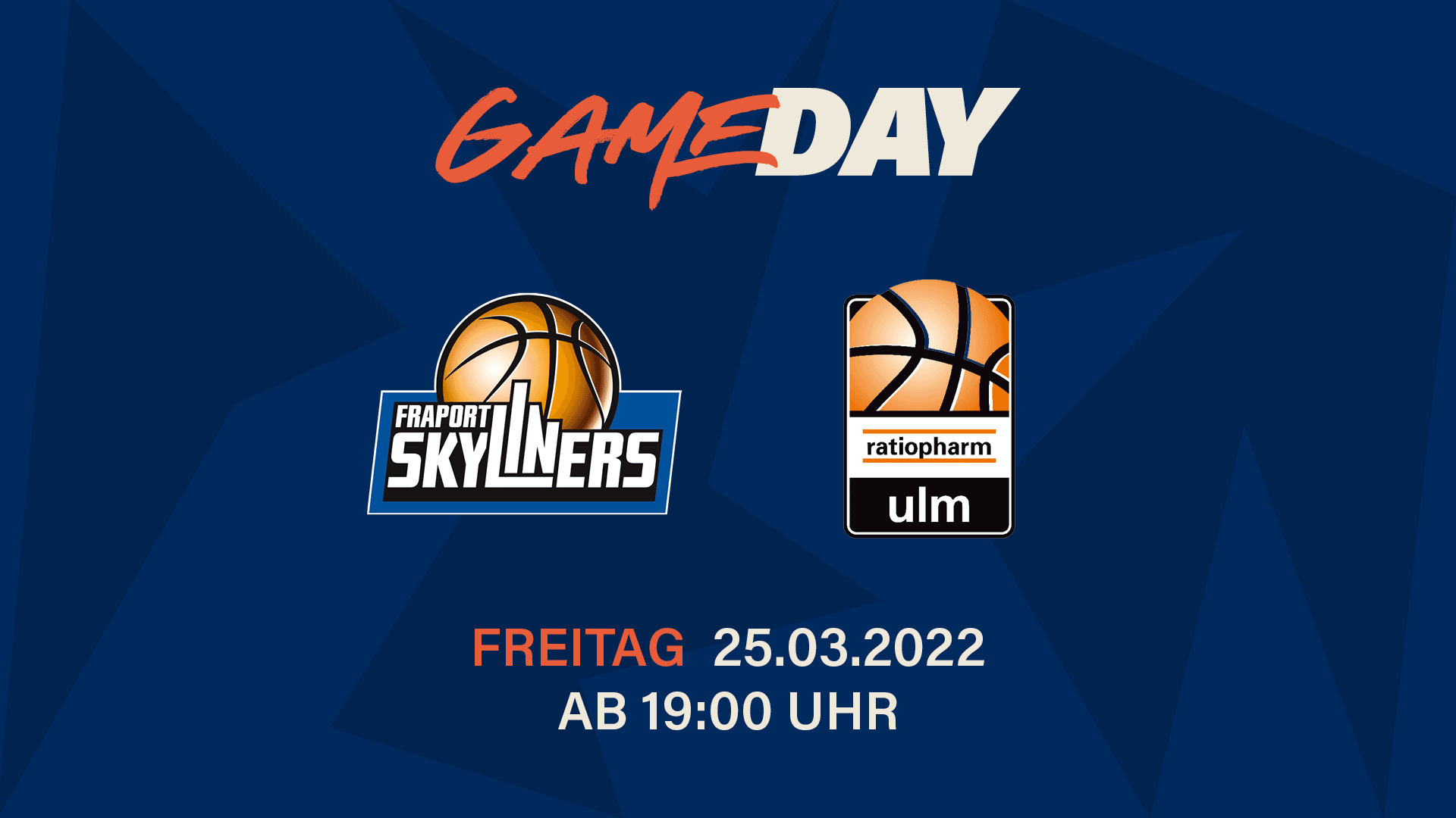 Die FRAPORT SKYLINERS haben nochmals einen Transfer getätigt, um im Kampf um den Klassenverbleib weitere Impulse zu setzen. Unter der Woche verpflichteten die Hessen mit Luca Delmonte einen neuen Headcoach, nachdem Assistenztrainer Klaus Perwas zuvor auf Interimsbasis einen 72:67-Sieg in Braunschweig eingefahren und den Club damit vom letzten auf den vorletzten Tabellenplatz geführt hatte. Die Gäste von ratiopharm ulm konnten zuletzt zwei Erfolge einfahren und schnuppern als Rangfünfter dadurch weiterhin am Heimvorteil in der ersten Playoff-Runde.