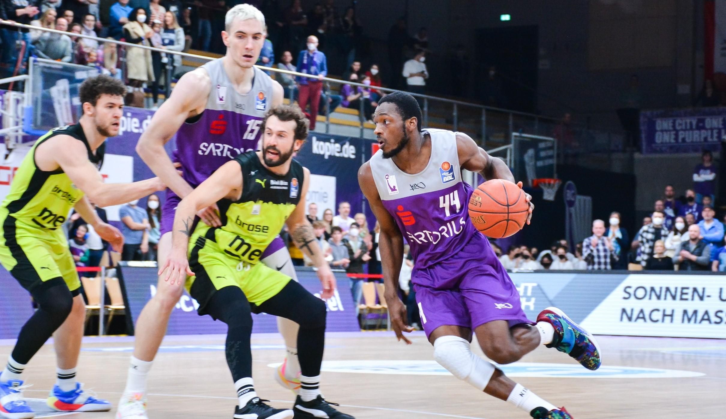 BG Göttingen just barely avoided one of the biggest upsets of the season as Kamar Baldwin drained a jumper with 0.4 seconds left for an overtime victory over medi bayreuth, who played the game with just six players. That thriller definitely overshadowed the battle of the top two teams in the league as Telekom Baskets Bonn blasted FC Bayern Munich. And the week of action also saw EWE Baskets Oldenburg thrice rally from double-digit deficits to knock off NINERS Chemnitz.