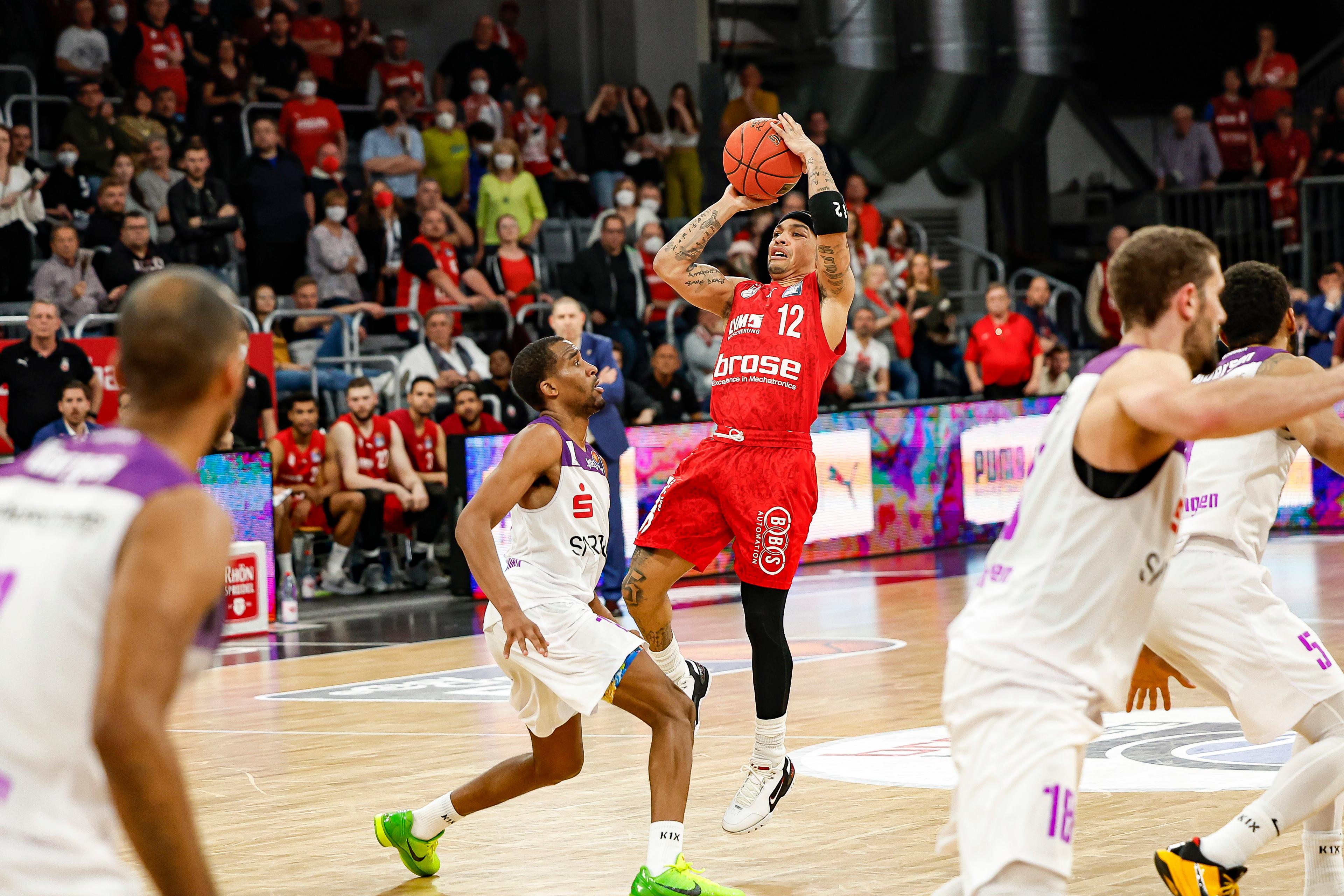 Ein zerfahrenes, intensives, nickliges Spiel mit einem irrsinnigen Ende. Erst dreht Göttingen das Spiel, dann stellt Justin Robinson mit einem Wahnsinns-Dreier alles wieder Kopf. Bamberg erhöht damit den Druck auf die Playoffränge mit Hamburg und Göttingen.