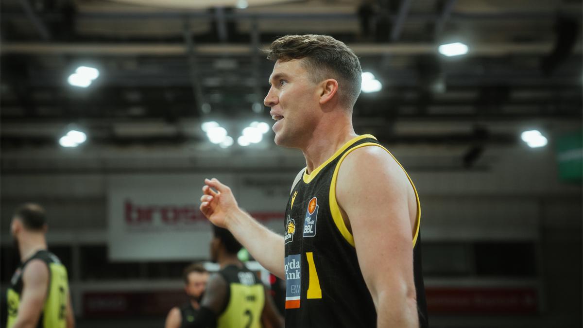 In ihrem letzten Heimspiel der Saison zieht medi bayreuth gegen die MHP RIESEN Ludwigsburg vor 2.441 Zuschauern mit 87:93 den Kürzeren. Für die Oberfranken setzt es die zwölfte Saisonniederlage nacheinander sowie die zwölfte Niederlage gegen Ludwigsburg in Serie. Die Schwaben fahren derweil zwei wichtige Punkte im Kampf um den Playoff-Heimvorteil ein.