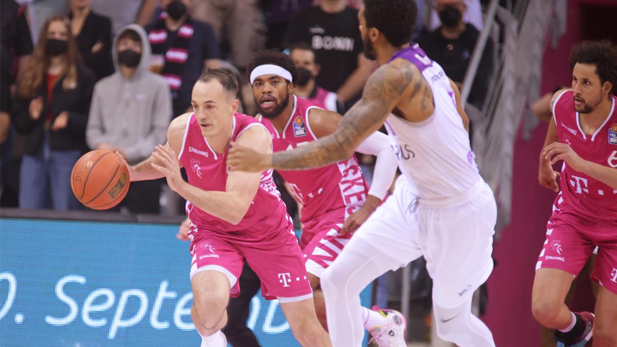 Die Telekom Baskets Bonn fahren mit einem 78:76-Crunchtime-Erfolg gegen die BG Göttingen ihren zehnten Sieg nacheinander ein und sichern sich somit den Heimvorteil in der ersten Playoff-Runde. Während Javontae Hawkins erneut zum Topscorer avanciert, trifft Karsten Tadda den Gamewinner.