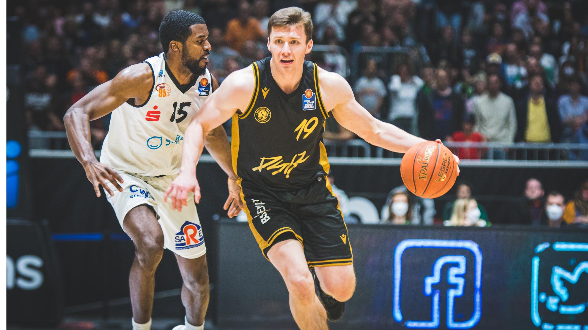 Die Basketball Löwen Braunschweig haben erfolgreich die Klasse gehalten. Kein Grund für die Truppe von Trainer Jesus Ramirez, sich jetzt locker zu machen. So steigern sich die Niedersachsen auch gegen die NINERS Chemnitz von 3.825 Zuschauern und entführen ein 77:68 aus der örtlichen Messe. Auf der Gegenseite reißt bei den Hausherren die Serie von vier Siegen in Serie, die gleichzeitig einen herben Rückschlag im Rennen um den vierten Tabellenplatz hinnehmen müssen.
