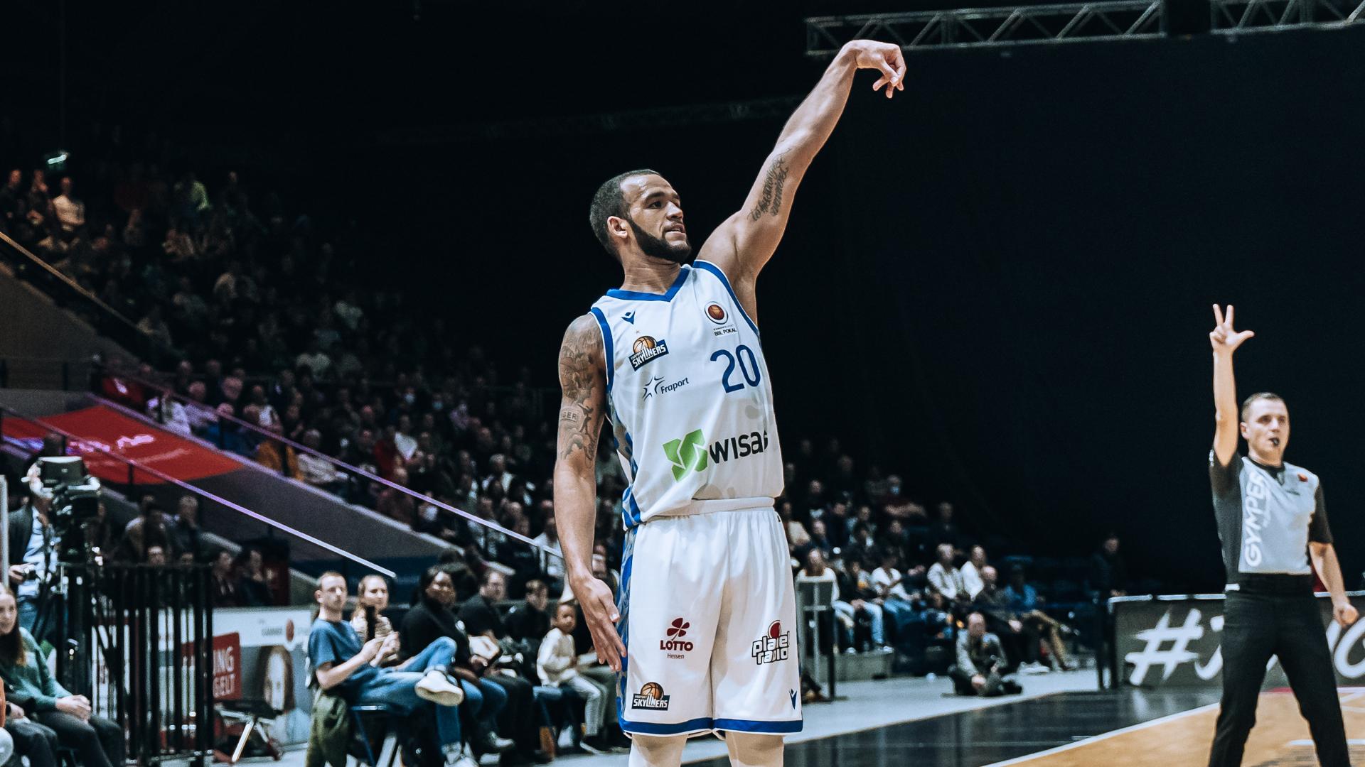 Das hatten sich die HAKRO Merlins Crailsheim und vor allem Sebastian Gleim gegen dessen Ex-Club, die FRAPORT SKYLINERS, anders vorgestellt. Die bereits als sportlicher Absteiger feststehenden Hessen profitierten in der mit 2.186 Zuschauern gefüllten Arena Hohenlohe von einem bockstarken Rasheed Moore (24 Punkte), der seine Farben kontinuierlich antrieb und so den achten Saisonsieg der Bankenstädter ermöglichte. Crailsheim indes muss weiter um die Playoff-Teilnahme bangen.