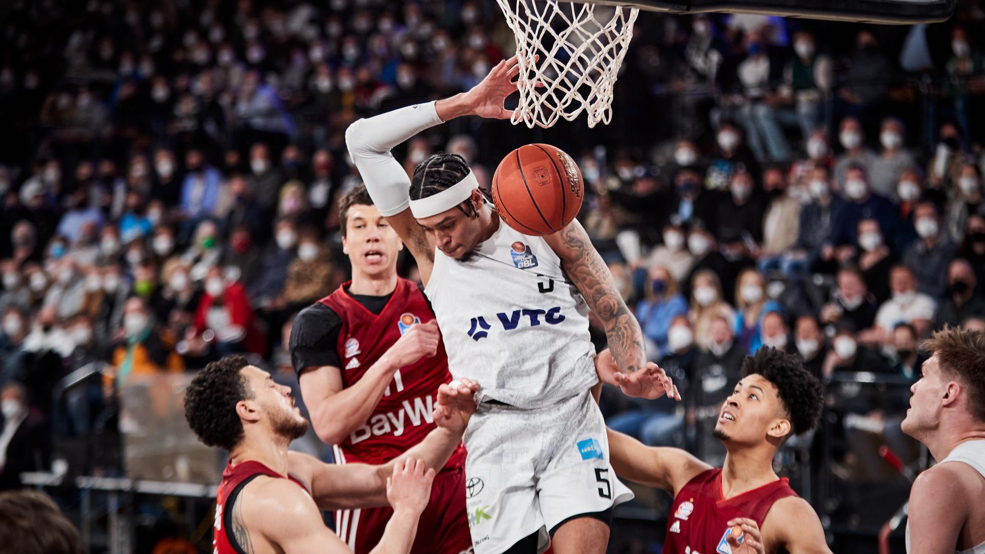 Vor 3.000 restlos begeisterten Zuschauern fahren die Hamburg Towers einen furiosen 87:83-Sieg gegen den FC Bayern München ein. Damit feiern die Hanseaten auf nationaler Ebene den dritten Sieg in Serie, festigen den siebten Tabellenplatz und stehen vor der Frage, wie sie den in der Crunchtime heißgelaufenen Caleb Homesley (22 Punkte, 5/8 Dreier) wieder auf Normaltemperatur gekühlt bekommen.