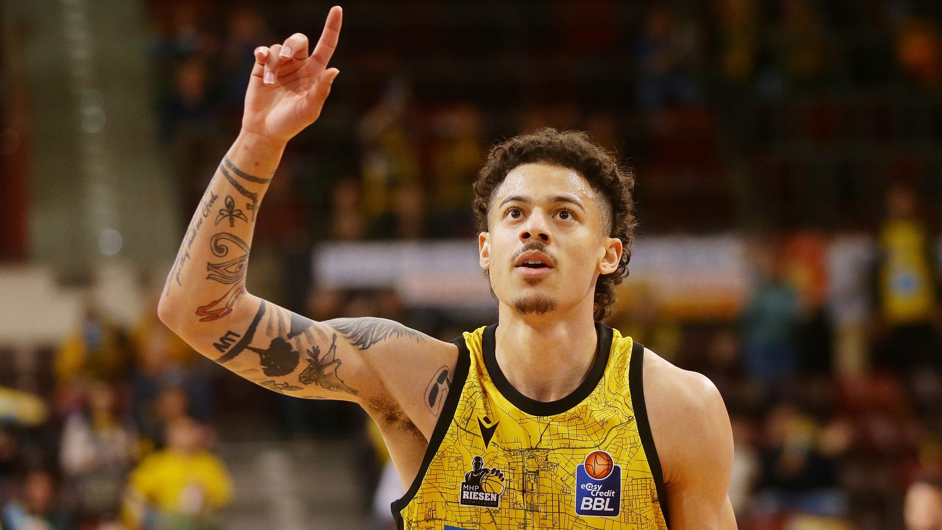 Beflügelt vom Einzug in die Endrunde der Basketball Champions League ziehen die MHP RIESEN Ludwigsburg ab dem zweiten Viertel die Zügel an und ziehen in der Folge auf 19 Zähler davon. Erst spät finden die HAKRO Merlins Crailsheim ihr offensives Mojo, gleichen aus und haben sogar den Sieg auf der Hand, erleiden mit 75:77 aber einen herben Dämpfer im Rennen um die Playoff-Plätze.