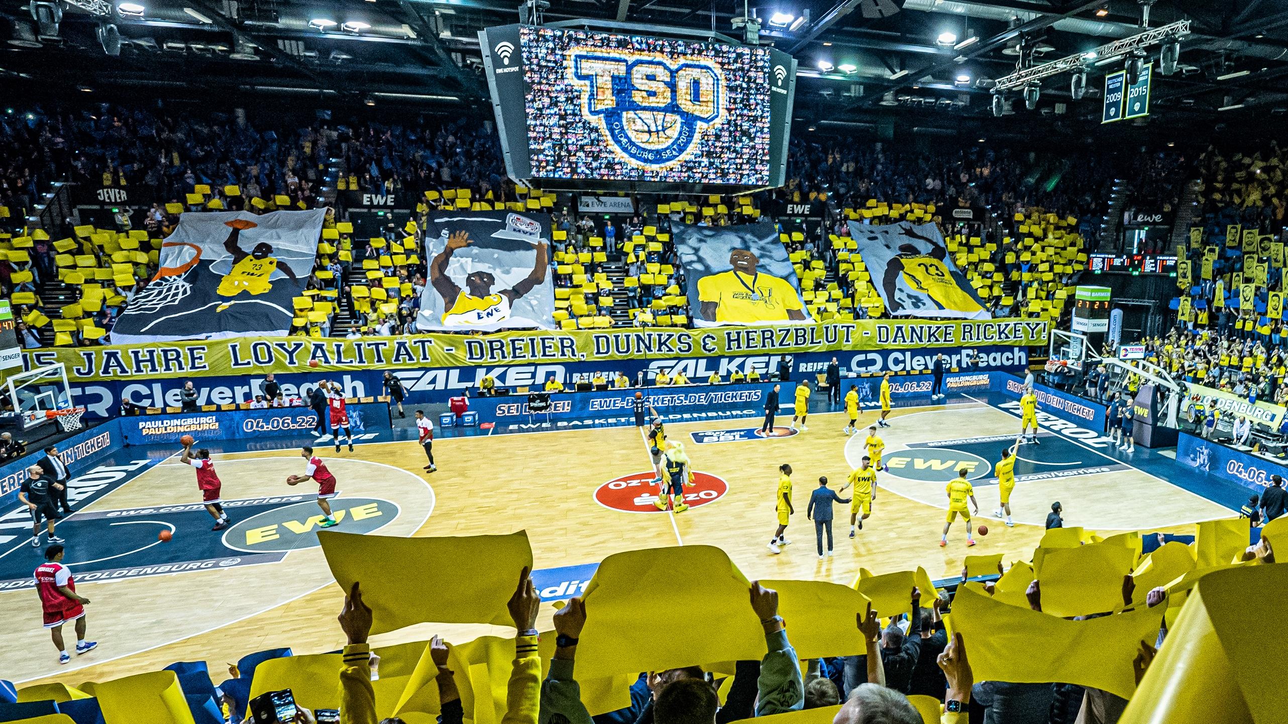 Die EWE Baskets Oldenburg machen ihrem Kapitän Rickey Paulding in seinem letzten Heimspiel ein Geschenk und besiegen s.Oliver Würzburg mit 113:87. Michal Michalak gelingt dabei ein Triple Double.