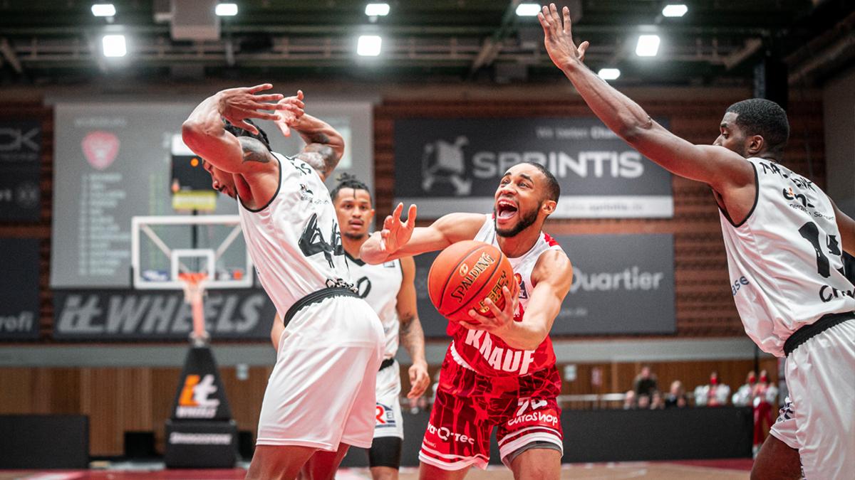 Zehn Siege haben in der Vergangenheit stets für den Klassenerhalt gereicht – diese Marke hat s.Oliver Würzburg nach einem 81:71-Heimerfolg über die NINES Chemnitz erreicht. Cameron Hunt führt als Topscorer und mit dem Dagger die Unterfranken zum fünften Erfolg nacheinander.