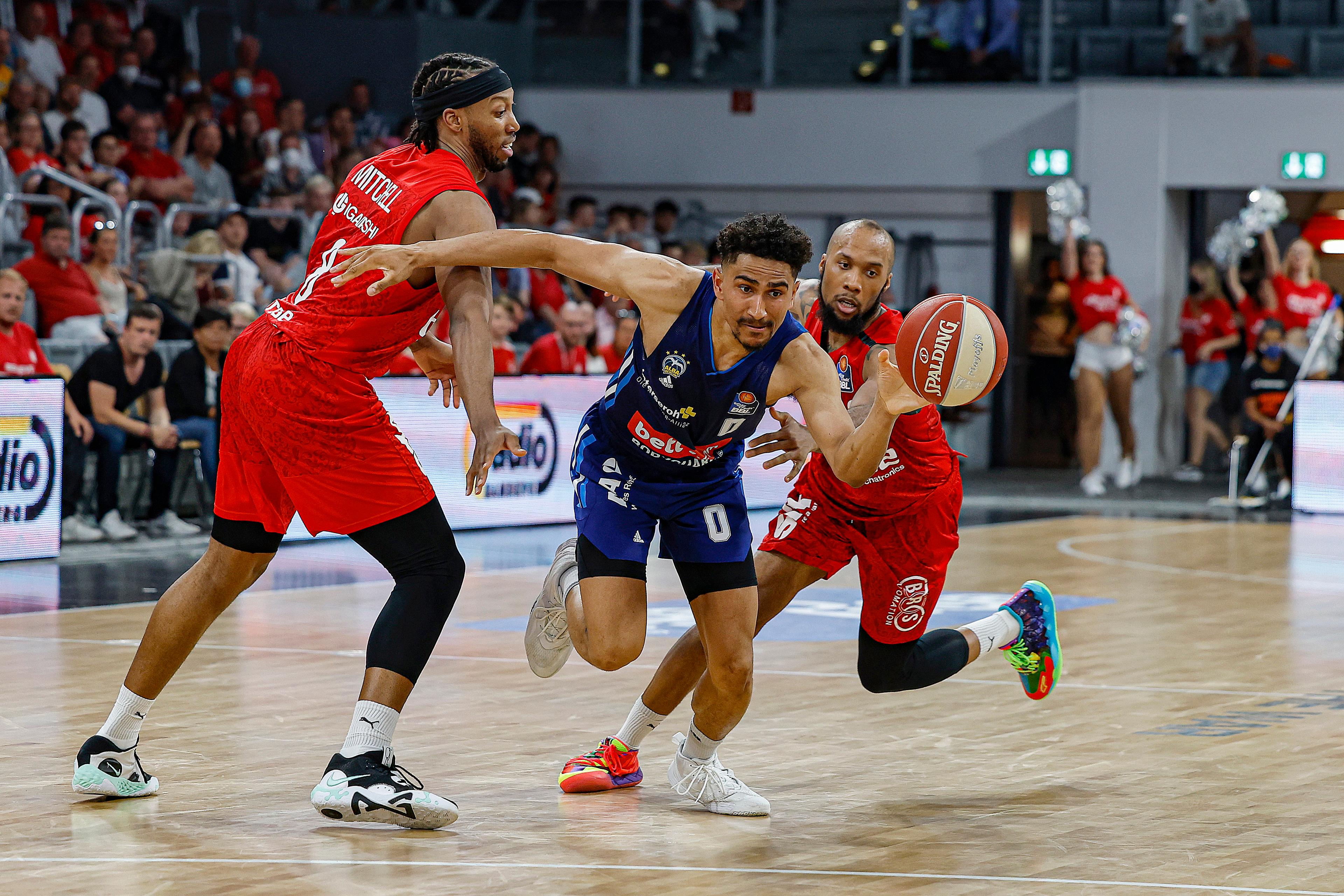 Berlin landet einen ungefährdet souveränen Start-Ziel-Sieg und macht mit einem Sweep den Einzug ins Halbfinale klar.