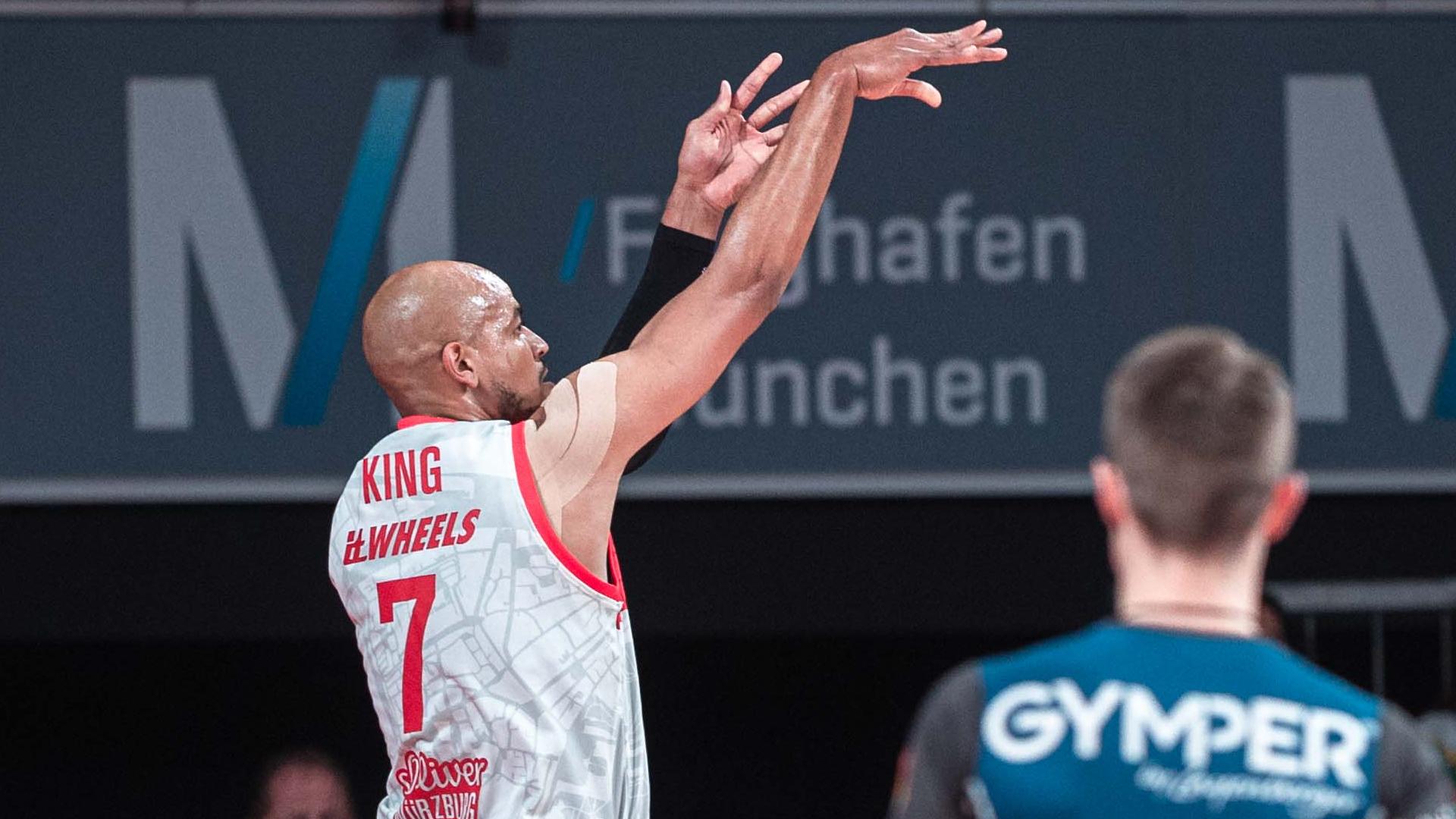 Es ist der 638. Auftritt von Alex King in der easyCredit BBL - und sein letzter. Der Forward von s.Oliver Würzburg wird rund um den Gastauftritt beim FC Bayern München mehr als gebührend gefeiert, legt nochmal acht Punkte auf, kann die Niederlage gegen die tiefen und komplett durchrotierenden Gastgeber aber nicht verhindern. Die wiederum behalten Platz eins nach der Hauptrunde weiterhin im Auge, bekommen es in der unmittelbaren Zukunft aber zunächst mit dem FC Barcelona zu tun.