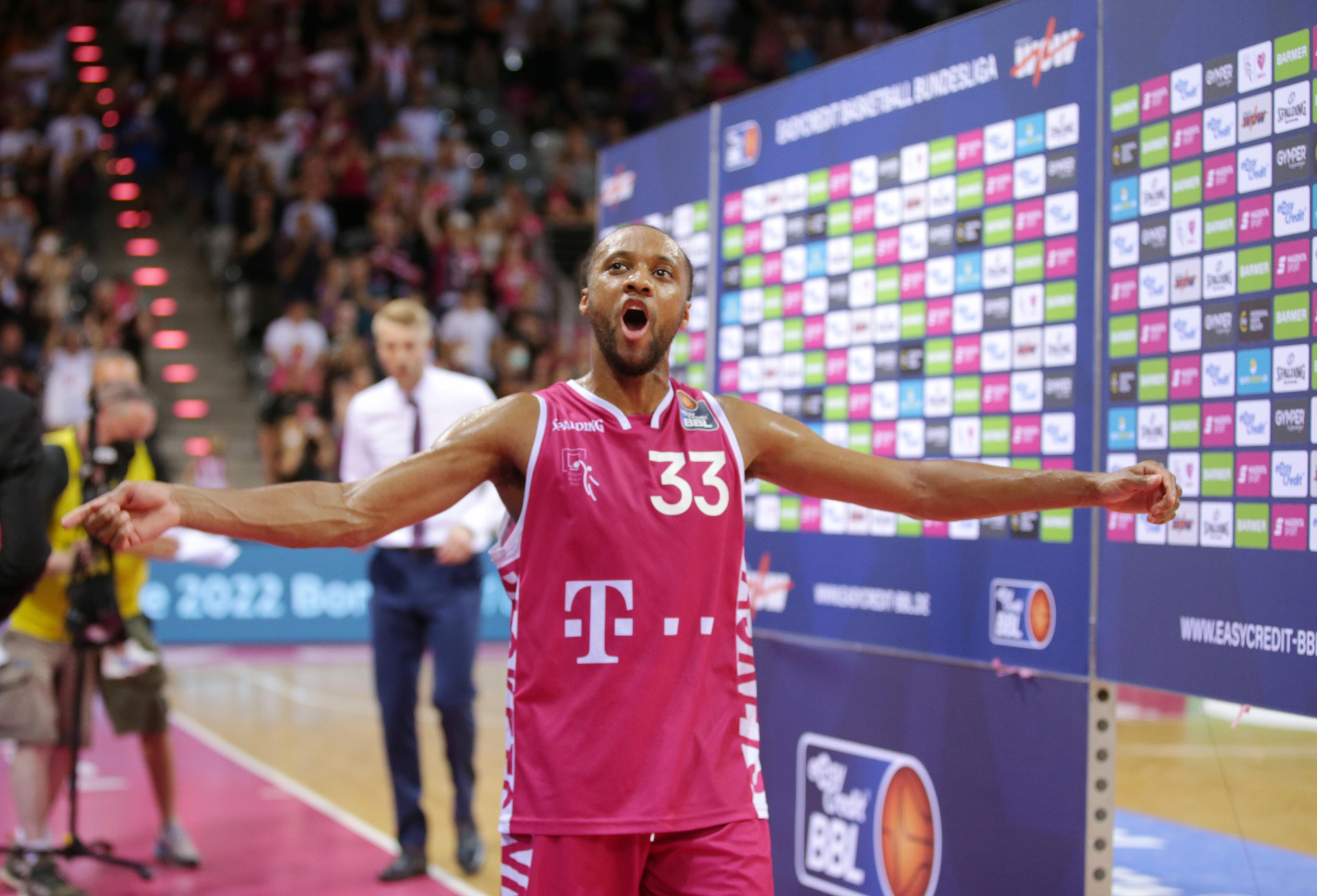 Die Telekom Baskets Bonn haben das zweite Spiel der Viertelfinal-Serie gegen die Hamburg Towers mit 89:81 gewonnen. Parker Jackson-Cartwright dreht vor 5.900 Zuschauern mit 41 Punkten auf. Die Bonner verteidigen den Heimvorteil und haben bereits am Freitag den ersten Matchball auf das Halbfinale.