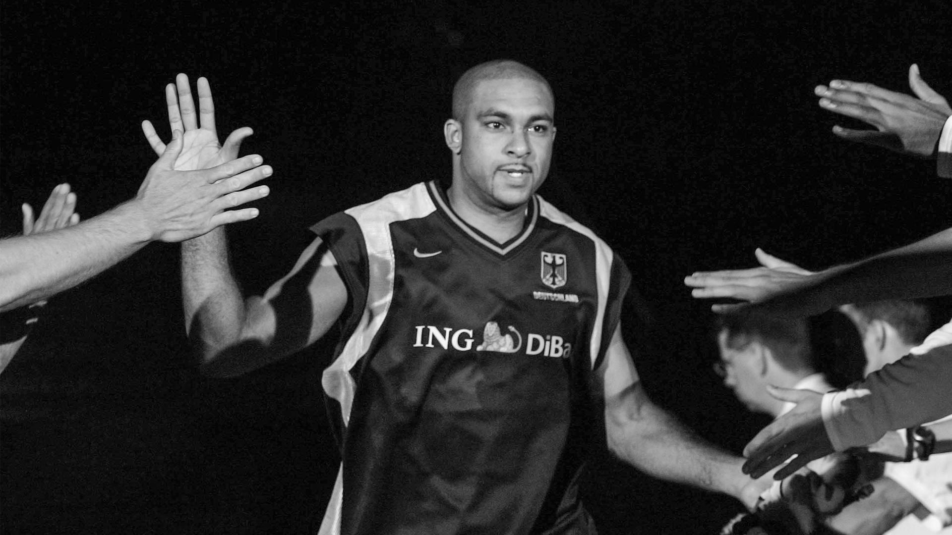Wie meistens bei solchen Nachrichten, kam auch diese am gestrigen Dienstag ohne Vorwarnung: Ademola Okulaja ist im Alter von nur 46 Jahren gestorben. Der Nationalspieler gehörte zu der DBB-Generation, die ich im ersten Jahrzehnt des neuen Jahrtausends bei den großen Nationalmannschaftsturnieren begleiten durfte, und natürlich schrieb ich damals für die FIVE auch öfter über ihn. Deshalb als Erinnerung an einen feinen Menschen und großartigen Basketballer ein Karriere-Portrait von 2009 über ihn, als er den Krebs scheinbar besiegt hatte.