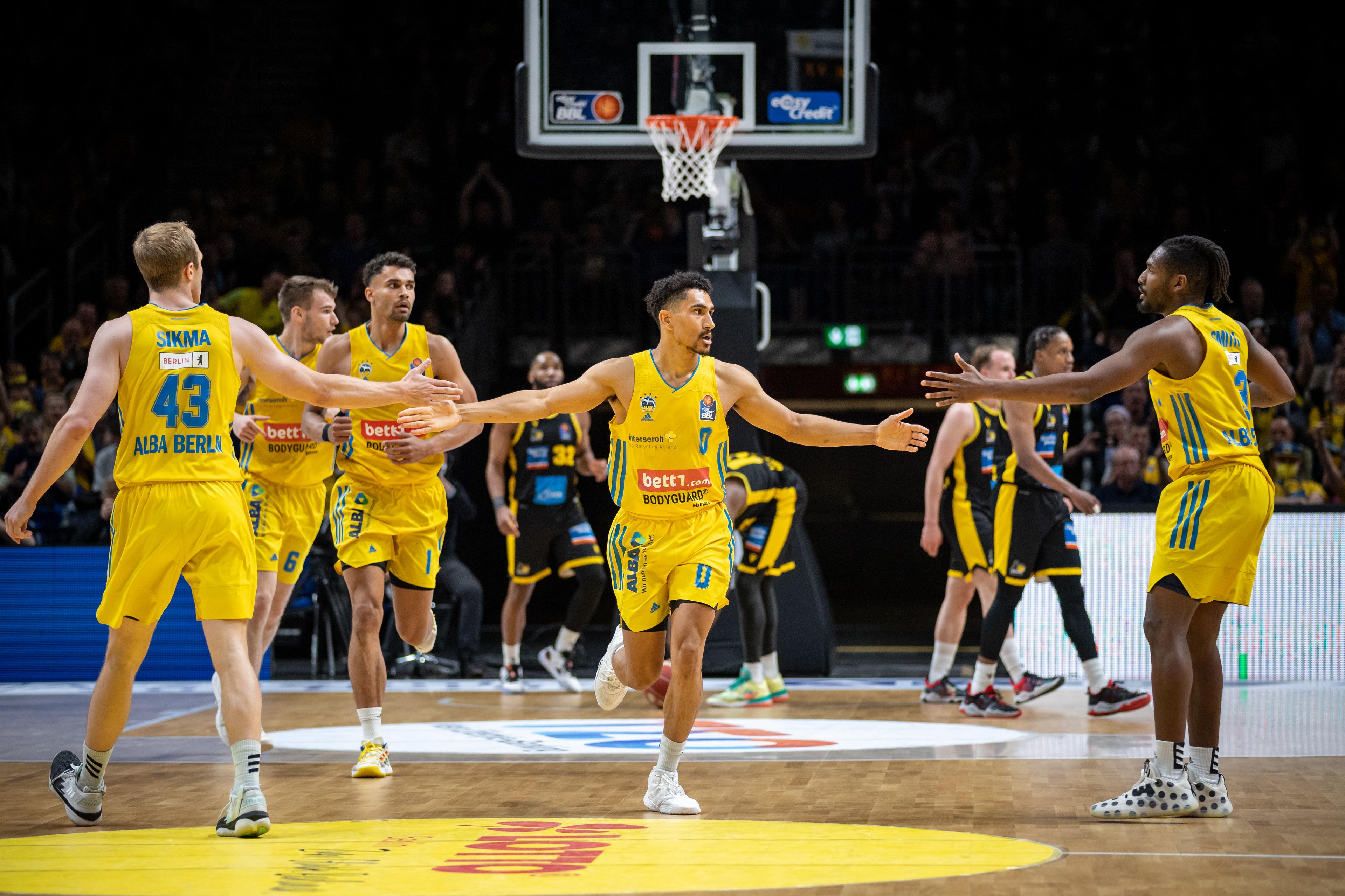 ALBA BERLIN bleibt auch im 15. Spiel in Serie ungeschlagen und gewinnt den Auftakt der Halbfinalserie gegen die MHP RIESEN Ludwigsburg mit 89:84. Die Barockstädter verlangen dem Titelverteidiger mit einem überragenden Jordan Hulls (26 PTS) lange alles ab, am Ende bringen Anführer Maodo Lo (20 PTS) sowie zwei Crunchtime-Dreier von Jaleen Smith das erste Heimspiel ins Ziel.